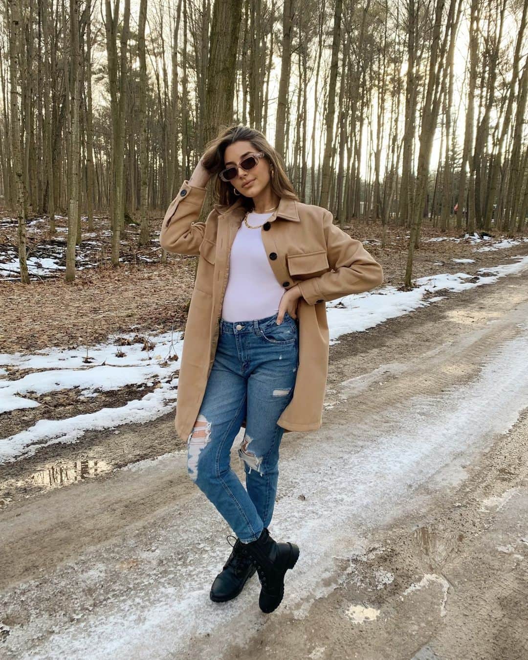 Charlotte Russeさんのインスタグラム写真 - (Charlotte RusseInstagram)「a walk in the park but make it ✨fashion✨ @liv.therose shop storewide up to 80% off🙌 🔎"Chunky Rectangle Frame Sunglasses" 🔎"Longline Button-Up Shirt Jacket" 🔎"Refuge Ultra High-Rise Distressed Mom Jean" 🔎"Lace-Up Faux-Leather Combat Boot" #charlotterusse」1月29日 21時38分 - charlotterusse