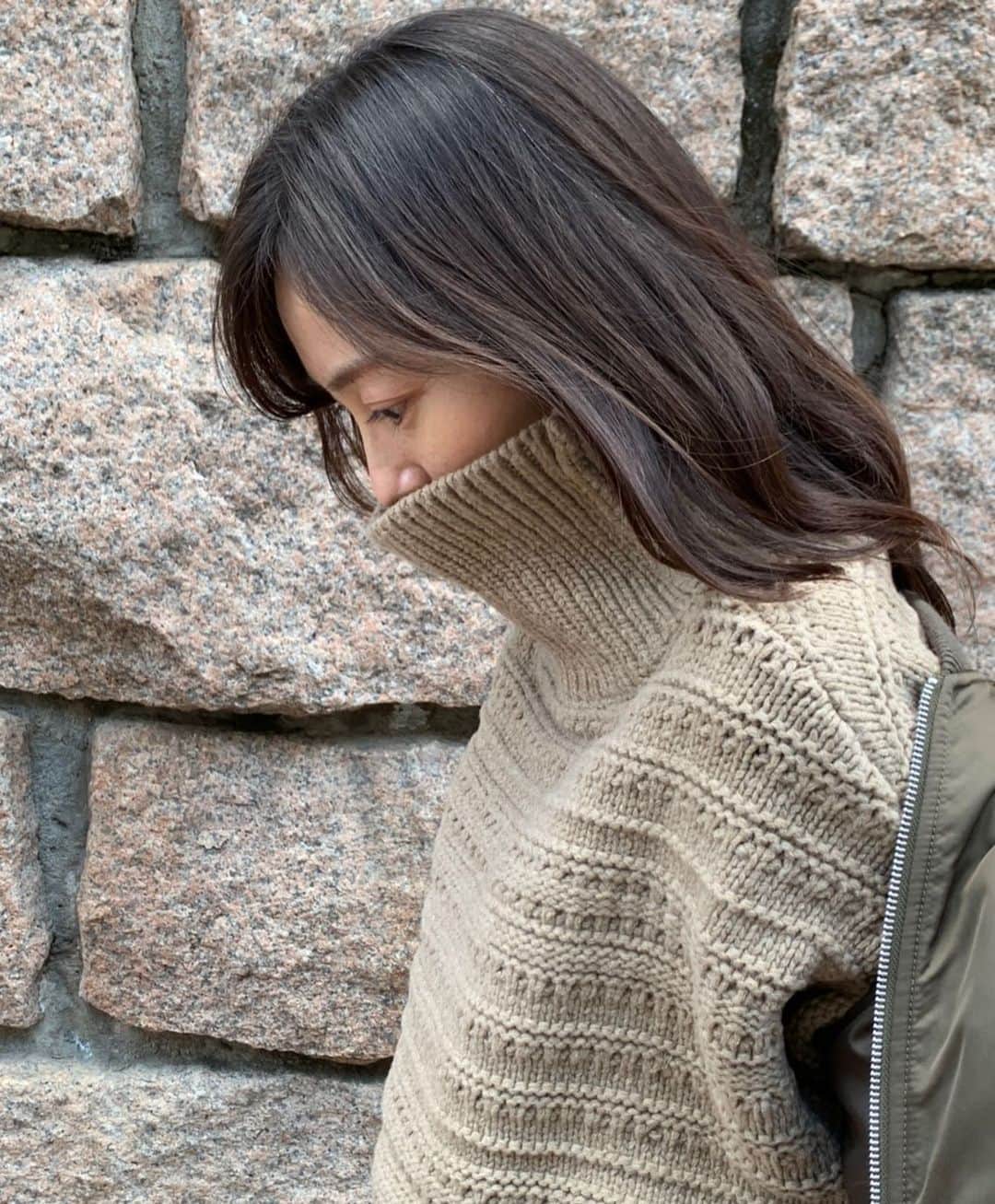 小橋めぐみのインスタグラム：「持っているニットの中で、 一番ハイネック。 あったかい。 #マフラーいらない」
