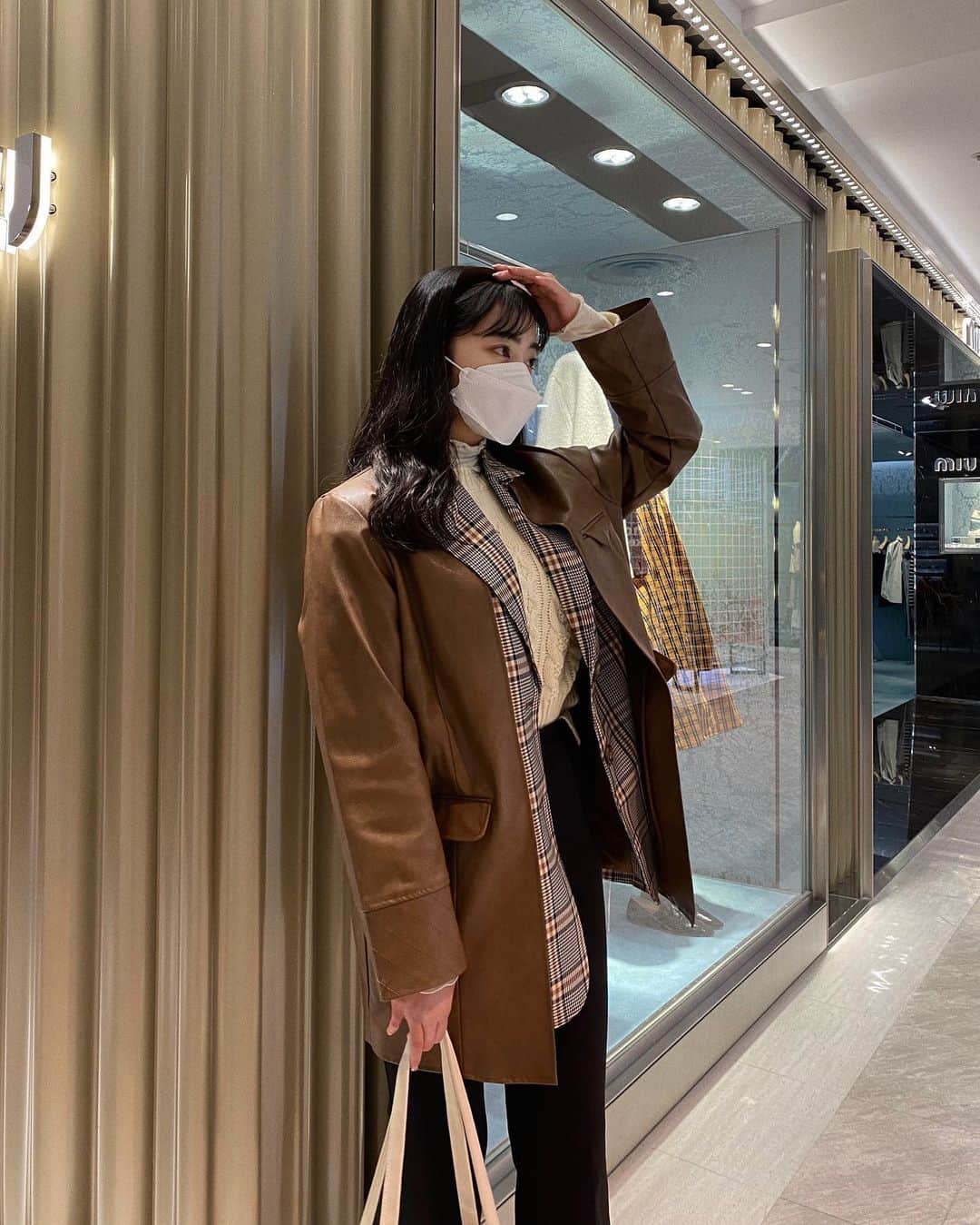 河﨑莉奈のインスタグラム：「🤎  ZOZOTOWNで1000円クーポン出てたよ🙊  @koh.style @bonjoursagan」