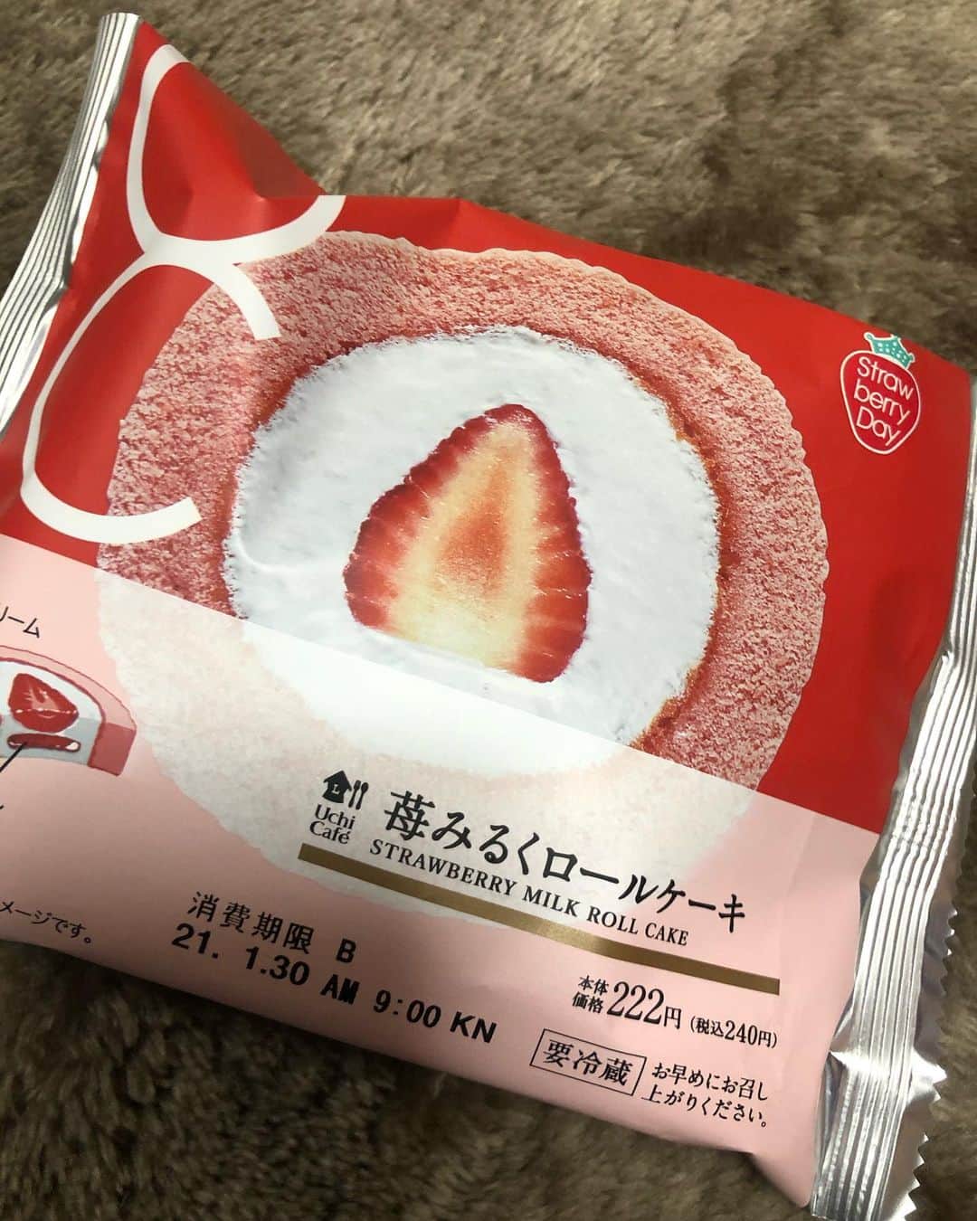 中野みやびのインスタグラム：「ロールケーキ🍓  #ロールケーキ #ろーるけーき #苺 #strawberry #苺みるくロールケーキ #cake #ローソン #LAWSON #コンビニ #dessert #sweet #中野みやび #みやび」