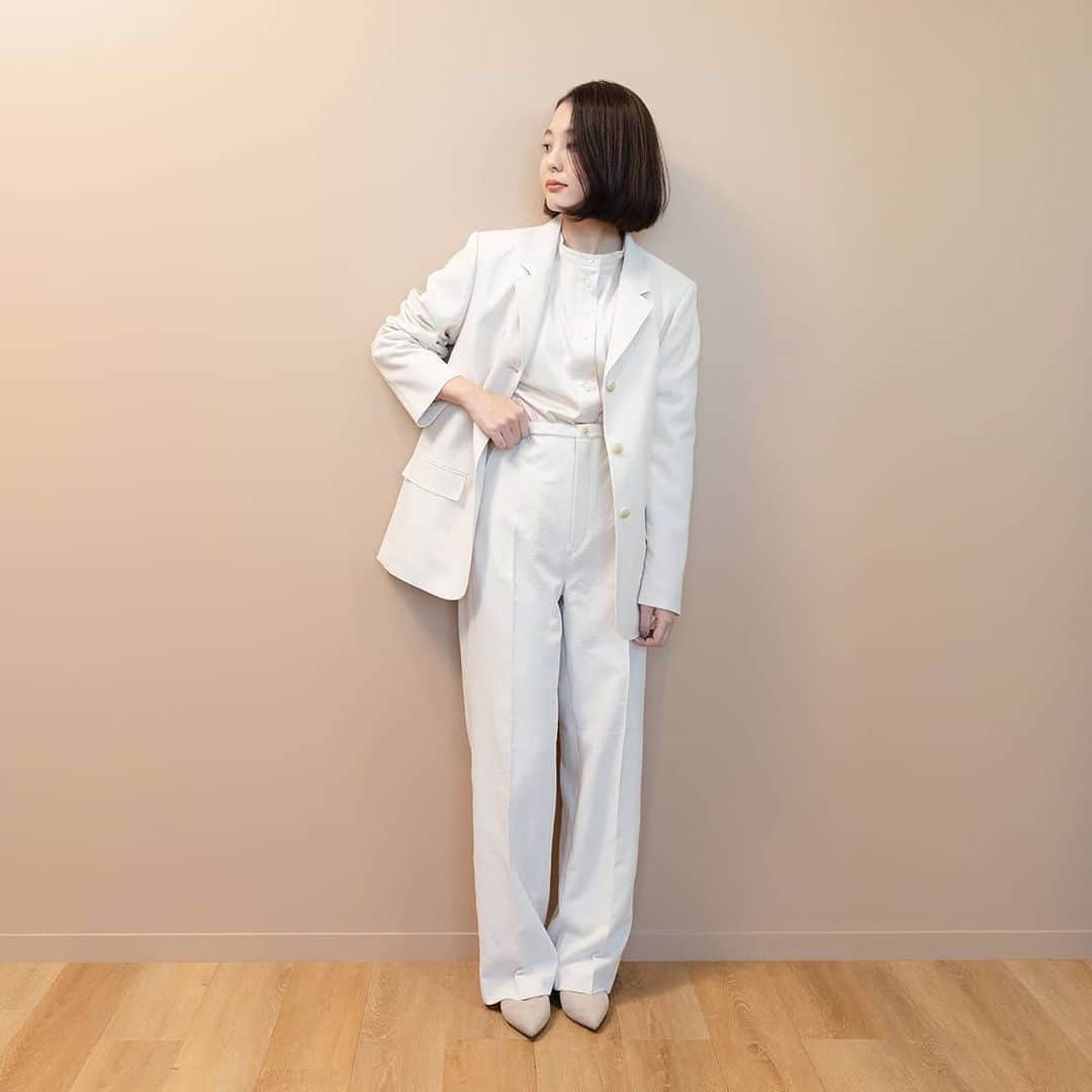 ayaka8880のインスタグラム：「. . VERY webにて【ユニクロ】記事を更新中です。 . 買ったよ！見たよ！報告、本当にありがとうございます😢 . ストーリーにもあげたのですが、PCに向かい座りすぎてお尻ニキビができました🍑 . 色々な企画を考えていますので、引き続き、どうぞよろしくお願い致します✨ . と、こんなのが読みたい！知りたい！ありましたら、DMください。 . . よろしくお願い致します！ . . #ユニクロ #全身ユニクロ #ユニクロユー」