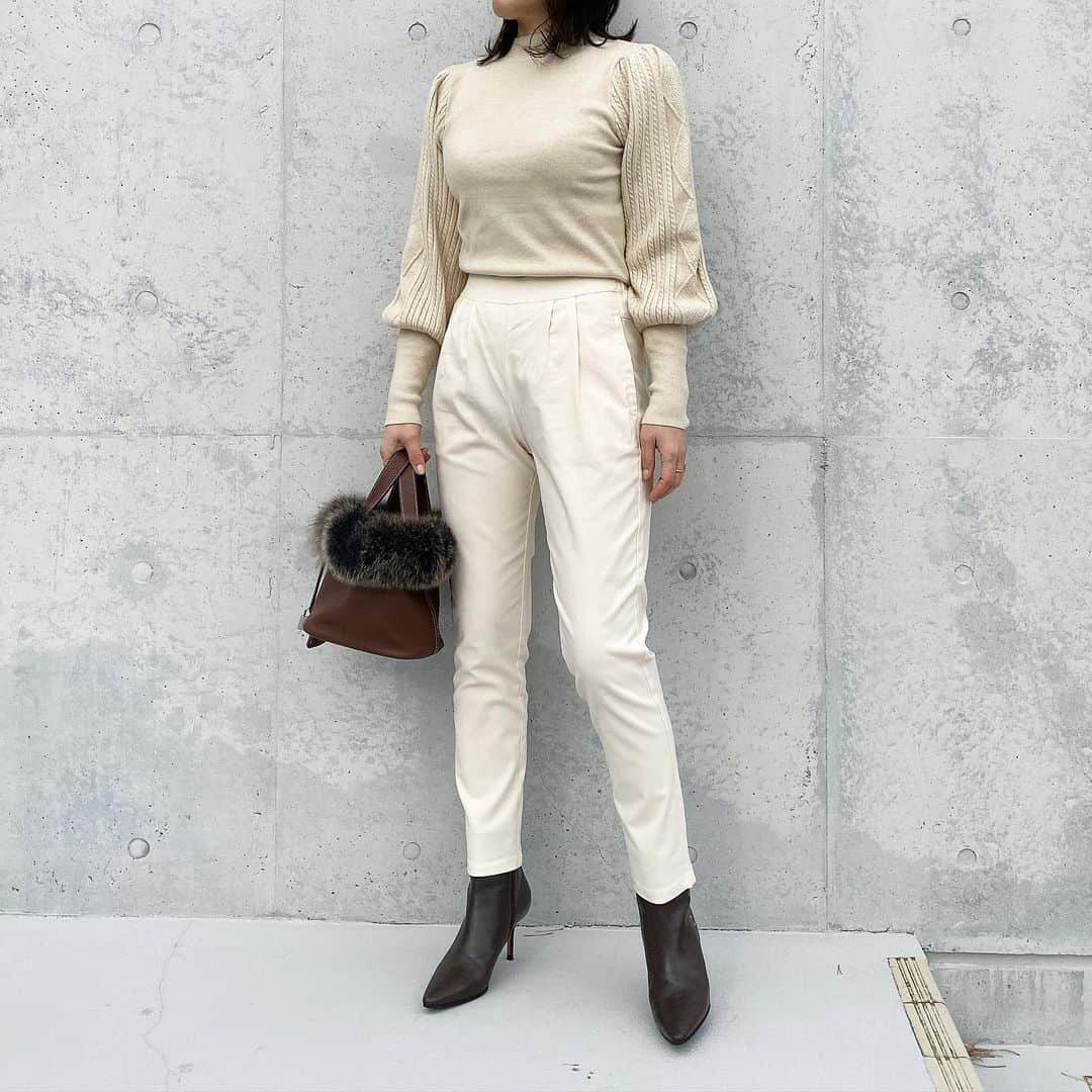 のインスタグラム：「* *  tops : ＠fifth_store  pants : @boujeloud_official  shoes : @pellico_japan   ストレッチが効いてるパンツは #ブルージュルード のもの。 撥水加工がされていて、花粉もガードしてくれる機能性の高いパンツです。  * *  #ワントーンコーデ #パンツコーデ #きれいめコーデ #きれいめカジュアル  #大人カジュアル #冬コーデ #ペリーコ #フィフスコーデ #fifth #ad #ロカリ #ホワイトコーデ #冬のホワイトコーデ #boujeloud」