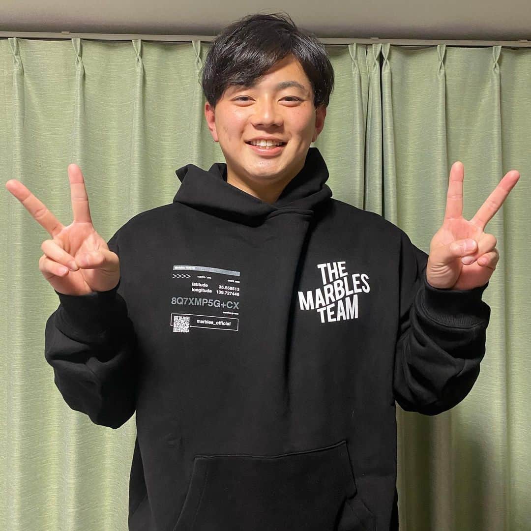 成田翔のインスタグラム：「キャンプインまであと3日‼️ こちらはとても生地がよく、着心地がいいマーブルズさんの服です ぜひ、試してみてください👍 #marbles  #marblesパーカー」