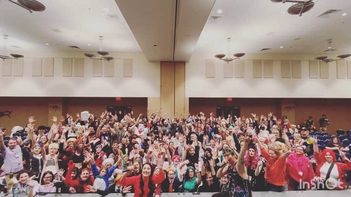 のインスタグラム：「🇺🇸2017年からアメリカ15都市30公演のライブツアーをさせてもらえました。あの旅、ひとつひとつが人生の宝物。🌏 この動画は2020年1月にニューヨークから６時間特別電車に乗ってAltoonaという街へ行ってアニメコンベンションに出演した時のものです。2004年アニメNARUTOのエンディングテーマ「流星」を歌わせて頂き、2005年アニメ焼きたて!!ジャぱんのオープニングテーマ「Promise」を歌わせて頂き。当時の歌をアメリカの皆さんが知ってくださってたことは驚きで嬉しかったですね。自分がデビューしてから辿ってきた道がここアメリカで点を結ぶとは思いもしませんでした。ゴスペルを歌いながら、日本の文化やアニソンを歌って。それは一見、異色かもしれませんが、私にとってはこれが私の人生なのです。✨  #anime #naruto #ボルト #ナルト #anison #singing #anime #アニメ　#happy #love #smile #party #ゴスペル　#ゴスペルクイーン  #newyork #altoona #ペンシルベニア　#旅行　#旅　#travel #manga #followme #followforfollowback #following #followers」