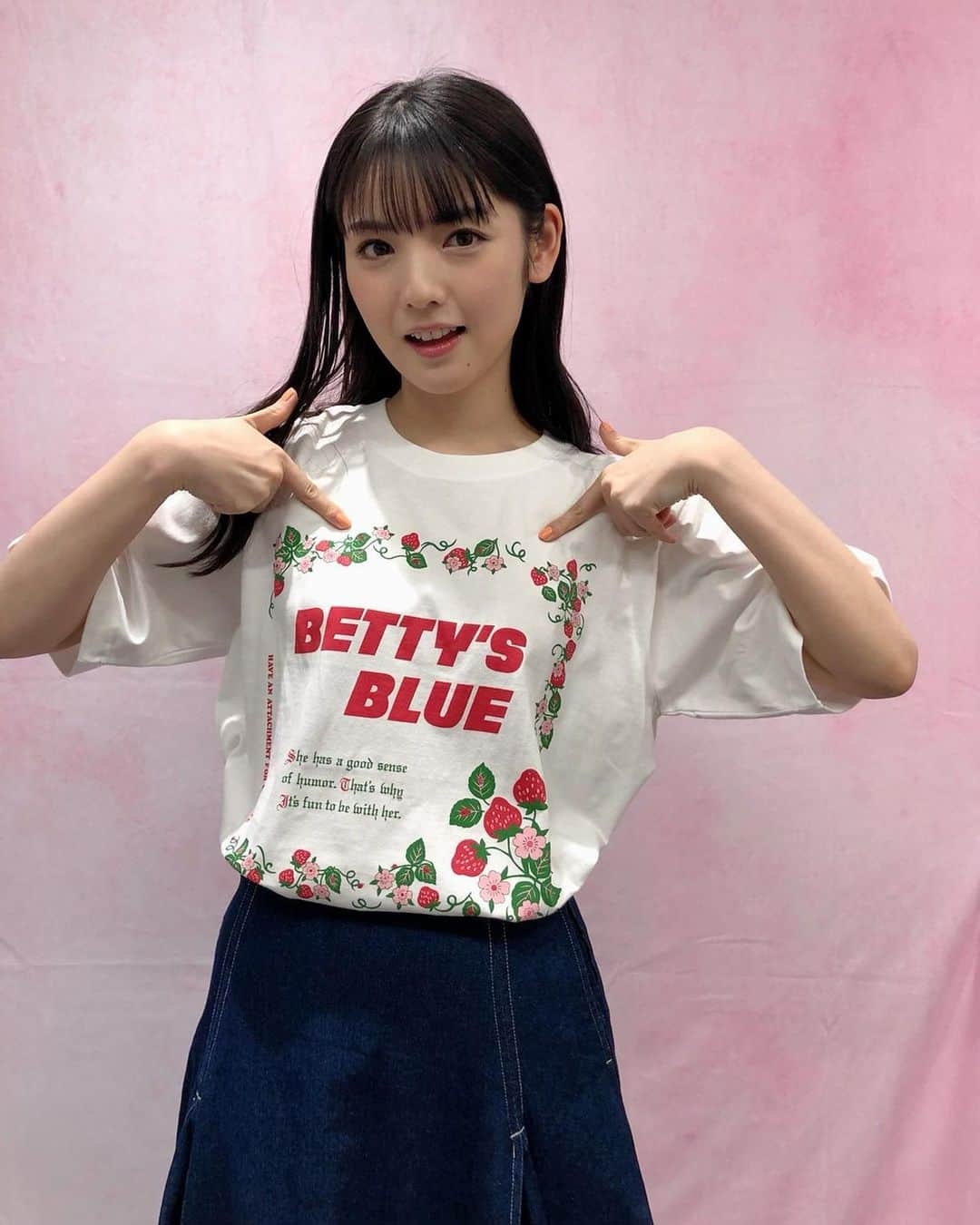 道重さゆみさんのインスタグラム写真 - (道重さゆみInstagram)「BETTY’S BLUEが復活するそうです！ 懐かしの♡イチゴ柄ショッパーをモチーフとした復刻アイテムを身に付けて撮影とお話させていただきました🍓 #べティーズブルー」1月29日 21時55分 - sayumimichishige0713