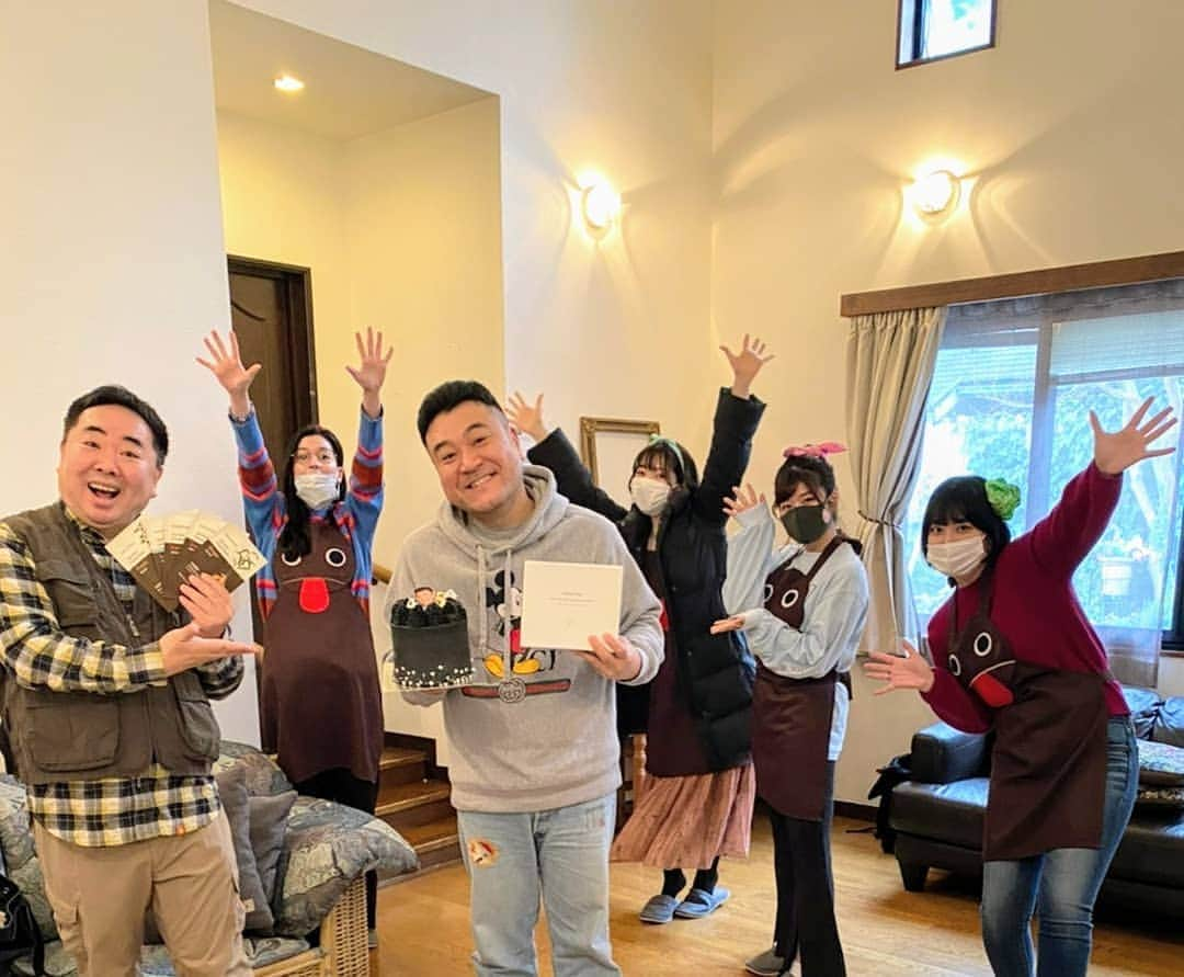 鶴あいかのインスタグラム：「ザキ山小屋でザキ山さんのお誕生日をお祝いさせて頂きました✨  塚地さんと山ガールの雪ちゃん、かなひょん、マッキー、そしてお誕生日の主役・ザキ山オーナー✨  改めて、お誕生日おめでとうございます✨  「ザキ山小屋」は 別館が毎週 金曜 深夜0:19～ 本館は毎月第2 金曜 深夜1:34～  ABC もしくは TVer でぜひお楽しみ下さい✨  #ザキ山小屋 #ザキ山小屋別館 #毎週金曜 #ABC #TVer #TVerでも配信中 #ザキ山 さん #塚地 さん #山ガール #有沢雪 #林加奈子 #平舘真生 #モデル #女優 #鶴あいか」