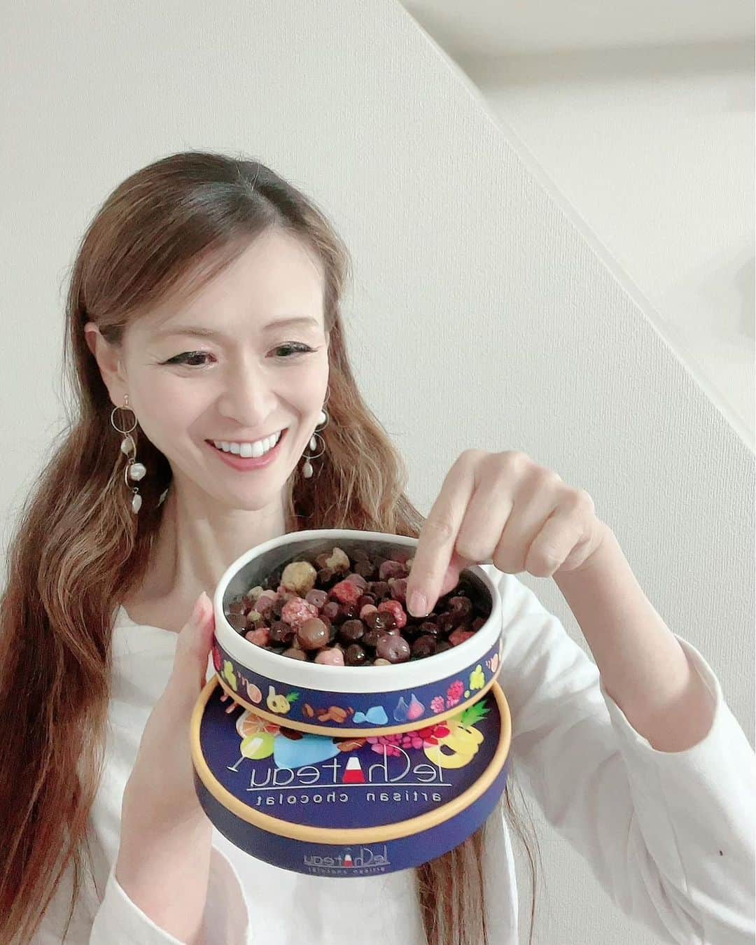 里井真由美さんのインスタグラム写真 - (里井真由美Instagram)「大人気 つぶチョコ❗️ 「ルシャトー 」 全12種の味わい♡いよいよ 2/1 、フランスから追加入荷でございます〜 @daskajapan     粒ショコラの中で群抜くおいしさ♪ 楽天ROOMで ご紹介後もあっという間に完売の人気です♡  銅釜で仕上げた食感良さ♡ ドライフルーツやコーヒー豆などバラエティさもいいです。  ギフトにも、おうちで ちびちび食べるのも楽しいですよ〜💕  大人気なので、再販スタート後もすぐに完売しそうだから お早めに♡  🔻楽天ROOM🔻 https://room.rakuten.co.jp/satoi?scid=we_rom_iphoneapp_mr_others  #daska #daskajapan #ダスカ#ダスカコレクション #ルシャトー #チョコレート#ショコラ#バレンタイン#楽天ROOM#楽天#里井真由美#mayumisatoi#里井ワグリーナ真由美 #さといいね#ありが糖運動」1月29日 21時58分 - mayumi.satoi