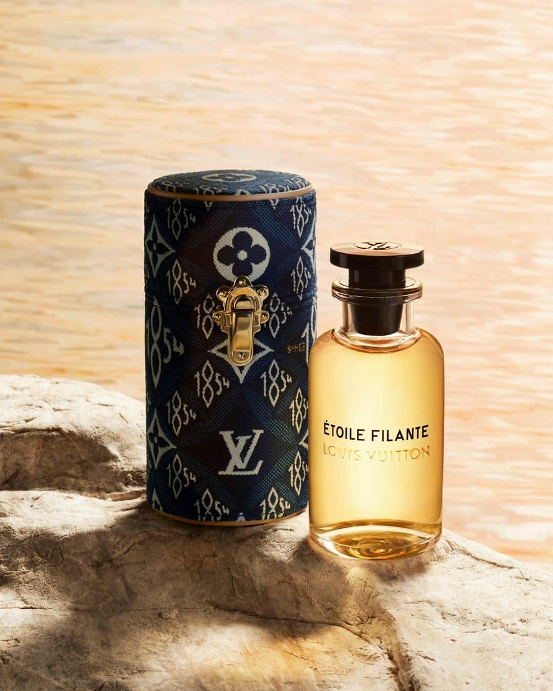 ルイ・ヴィトンさんのインスタグラム写真 - (ルイ・ヴィトンInstagram)「Flowers of light. Étoile Filante, the newest women’s fragrance to join the #LVParfums collection takes its name from a shooting star, illuminating the night sky and tracing out a radiant future. Discover the latest #LouisVuitton perfume via link in bio.」1月29日 22時00分 - louisvuitton