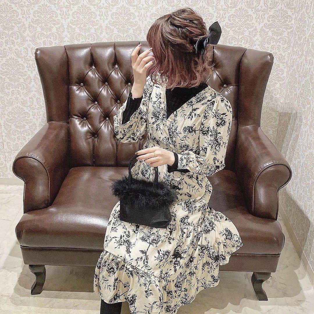 たんりいのインスタグラム：「. . ワンピースに合わせてハーフアップに ヘアセットしてもらった〜〜🍒♡ . @fifth_store のワンピースだよ〜 春に使えるアイテム30％OFFなってた👗♡ 冬アイテムは 70% OFFでお得っ♡！ . #fifth #fifthtl #フィフス #フェミニン #ワンピース #高身長コーデ #ワンピースコーデ #コーディネート #ファッション #fashion #ootd #coordinate #outfit #レトロフラワーカシュクールワンピース」