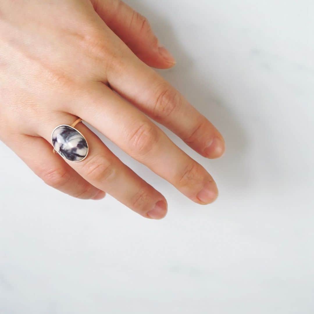 のインスタグラム：「@umejewelry_official の新作のリング。﻿ 可愛過ぎてお気に入り🥺﻿ つけ心地も良きです。﻿ ﻿ ジャスパーという天然石で1点ものとなります。﻿ 写真はサンプルで作ったリング。﻿ 商品は他の色味のジャスパーでご用意しています。﻿ ﻿ ﻿ ﻿ #jewelry_ume#ÜME#ユーミー#シンプルコーデ#カジュアルコーデ#ママコーデ#大人カジュアル#お仕事コーデ#ワーママ#男の子ママ#10金リング#天然石リング#ジャスパー」