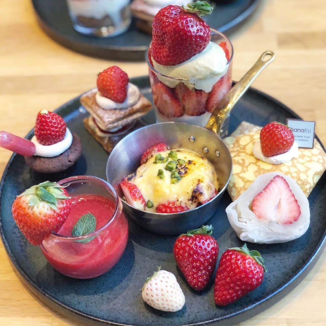 藤川沙弥のインスタグラム：「𝐹𝑅𝑈𝐼𝑇 🍓ꎺ⠜  先日♡気になっていたお店へ🫖 いちごづくし〜✧︎*。 足りないかな？思ってたけど 最後はもぅお腹いっぱい…ㅋㅋ 手前のシンプルいちごが凄く甘くてびっくり‼︎ 美味しかった〜🍓♥️🍓♥️  季節のフルーツビュッフェは webから簡単予約できましたよ♡ˎˊ˗」