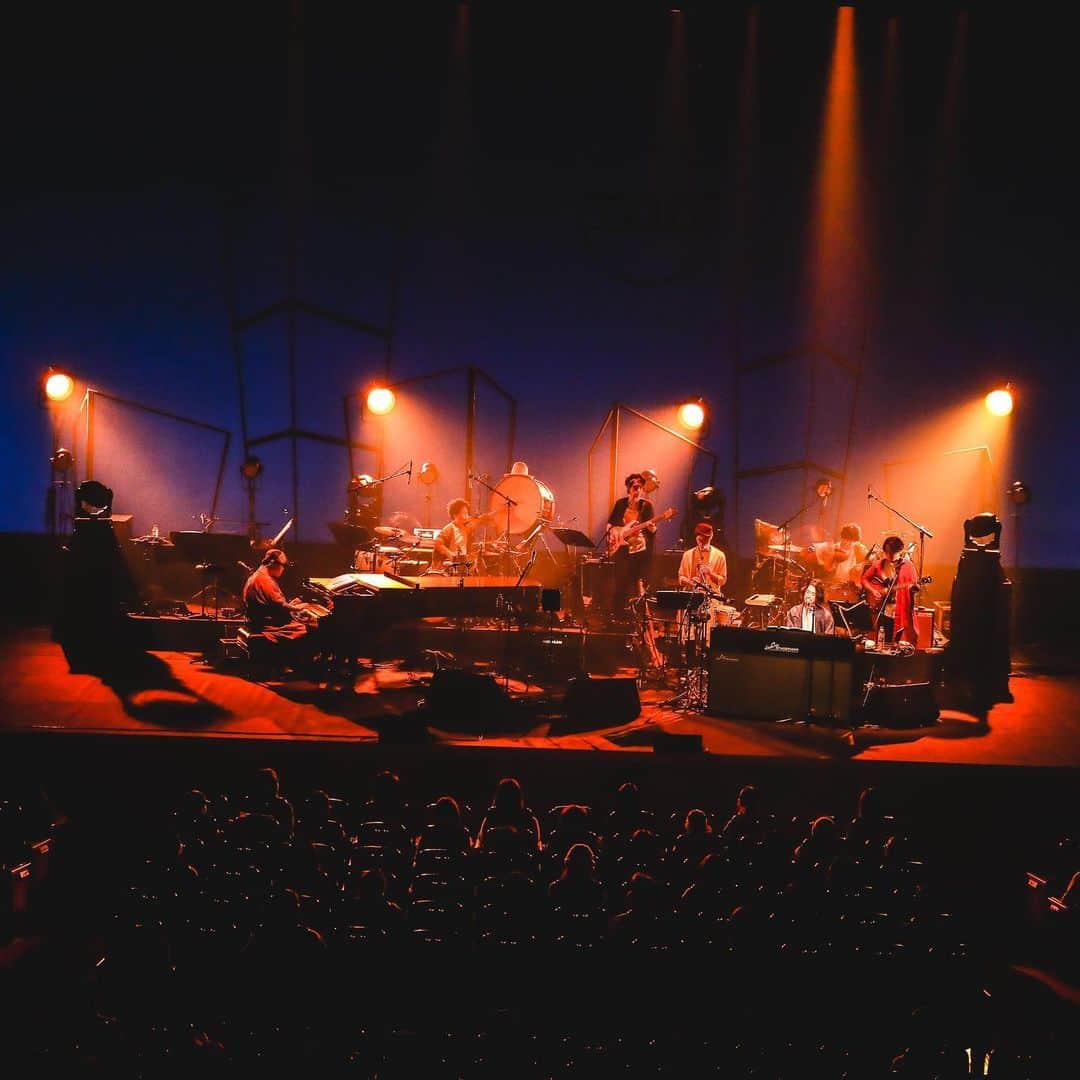 大橋トリオさんのインスタグラム写真 - (大橋トリオInstagram)「ohashiTrio HALL TOUR 2020 ～This is music too～ at NHK Osaka Hall  ご来場有難うございました。  #大橋トリオ #ohashiTrio  (Vocal/Piano/Guitar/Keyboard etc)  #MichaelKaneko  (Guitar)  #RayKondo (Bass)  #mabanua (Drums/Percussion etc)  #JumpeiKamiya (Drums/Percussion etc)  #HajimeKobayashi (Piano/Organ/Keyboard)  #SatoruTakeshima (Sax/Flute etc)  Photo by 渡邉一生」1月29日 22時02分 - ohashitrio_official
