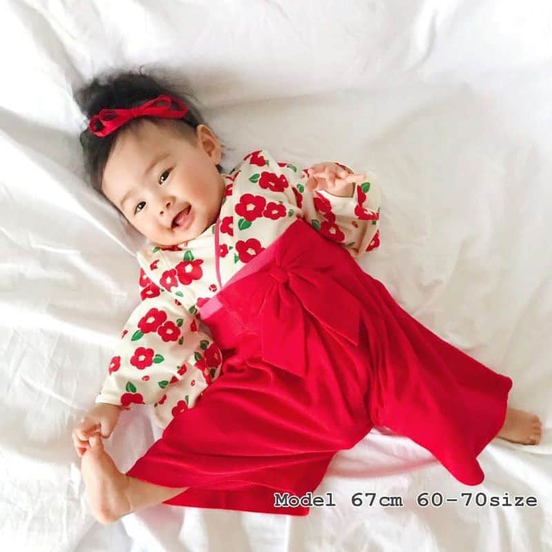 かわいいベビー服・子供服Babychuさんのインスタグラム写真 - (かわいいベビー服・子供服BabychuInstagram)「【はかまロンパース再入荷❤️レッドはまもなく完売‼️ご購入は急いで～🎎】 . ねんねでも♪おすわりでも♪たっちでも♪こんなに可愛い😍はかまロンパース🎀 . 女の子の節句「ひなまつり」に向けて注文殺到🎎 迷っている方は、とにかく早めのGETをオススメします🙋‍♀️ . . 写真映え服📷✨はかまロンパース✨もちろん、ひな祭りだけじゃないよ❣ お食い初め、節句、お誕生日など活躍シーンいっぱい💓 大切な写真を残したい時に、ぜったい着せてあげたい😍 . おうちフォトが多くなってるね😉可愛い子どもの姿、撮影しましょ📸 売り切れちゃう前に、GETを🎎💕 . . 👧女の子🌼袴ロンパース👶 カラー：椿柄/花柄ピンク/矢絣風 サイズ：60-70/80/90 プライス：3,980円+tax . 横開きスナップボタンで、ねんねのベビーもお着がえらくらく👶 綿100%も嬉しいね😊💕 . ご自宅用はもちろん、出産祝いやプレゼントとしても喜ばれます🎁💫 . 👦男の子の袴ロンパースも大好評🏆チェックしてね❤️ . プロフィール欄のURLから今すぐべびちゅのHPへGO💨 . . 👀合わせてチェック❣️ コレ買ったら送料無料📦🆓 . 「送料無料キャンペーン」のアイコンがついたアイテムなら、送料無料❣️ クーポンの選択不要👍8,000円（税抜）以上のご購入でなくても送料無料になっちゃいます😘 . あの大人気ブルマも今だけ送料無料！ このチャンスをお見逃しなく〜〜〜😉💖 . 紹介アイテム品番:ti-p2513 . #はかまロンパース #袴ロンパース #はかま #袴 #お披露目 #初節句　 #七五三 #お食い初め #節句 #ひなまつり #端午の節句 #お正月 #べびちゅ #babychu #ig_kidsphoto #ig_babyphoto #子供服 #ベビー服 #親バカ部 #女の子 #娘 #赤ちゃん #ベビーコーデ #キッズコーデ #ベビーファッション #キッズファッション #出産祝い #babychujp」1月29日 22時11分 - babychu2014