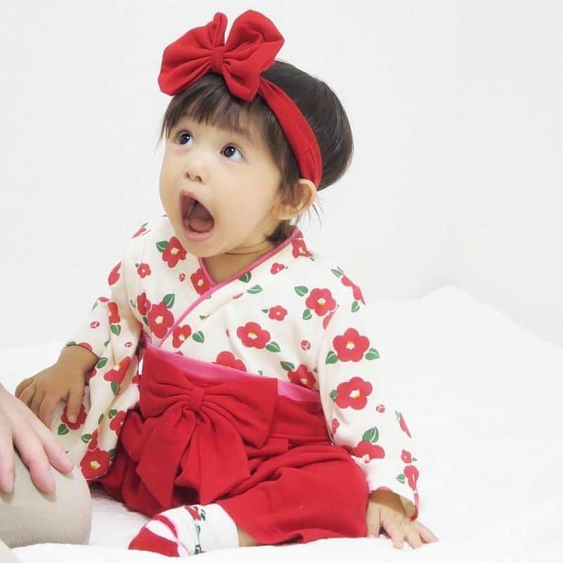 かわいいベビー服・子供服Babychuさんのインスタグラム写真 - (かわいいベビー服・子供服BabychuInstagram)「【はかまロンパース再入荷❤️レッドはまもなく完売‼️ご購入は急いで～🎎】 . ねんねでも♪おすわりでも♪たっちでも♪こんなに可愛い😍はかまロンパース🎀 . 女の子の節句「ひなまつり」に向けて注文殺到🎎 迷っている方は、とにかく早めのGETをオススメします🙋‍♀️ . . 写真映え服📷✨はかまロンパース✨もちろん、ひな祭りだけじゃないよ❣ お食い初め、節句、お誕生日など活躍シーンいっぱい💓 大切な写真を残したい時に、ぜったい着せてあげたい😍 . おうちフォトが多くなってるね😉可愛い子どもの姿、撮影しましょ📸 売り切れちゃう前に、GETを🎎💕 . . 👧女の子🌼袴ロンパース👶 カラー：椿柄/花柄ピンク/矢絣風 サイズ：60-70/80/90 プライス：3,980円+tax . 横開きスナップボタンで、ねんねのベビーもお着がえらくらく👶 綿100%も嬉しいね😊💕 . ご自宅用はもちろん、出産祝いやプレゼントとしても喜ばれます🎁💫 . 👦男の子の袴ロンパースも大好評🏆チェックしてね❤️ . プロフィール欄のURLから今すぐべびちゅのHPへGO💨 . . 👀合わせてチェック❣️ コレ買ったら送料無料📦🆓 . 「送料無料キャンペーン」のアイコンがついたアイテムなら、送料無料❣️ クーポンの選択不要👍8,000円（税抜）以上のご購入でなくても送料無料になっちゃいます😘 . あの大人気ブルマも今だけ送料無料！ このチャンスをお見逃しなく〜〜〜😉💖 . 紹介アイテム品番:ti-p2513 . #はかまロンパース #袴ロンパース #はかま #袴 #お披露目 #初節句　 #七五三 #お食い初め #節句 #ひなまつり #端午の節句 #お正月 #べびちゅ #babychu #ig_kidsphoto #ig_babyphoto #子供服 #ベビー服 #親バカ部 #女の子 #娘 #赤ちゃん #ベビーコーデ #キッズコーデ #ベビーファッション #キッズファッション #出産祝い #babychujp」1月29日 22時11分 - babychu2014