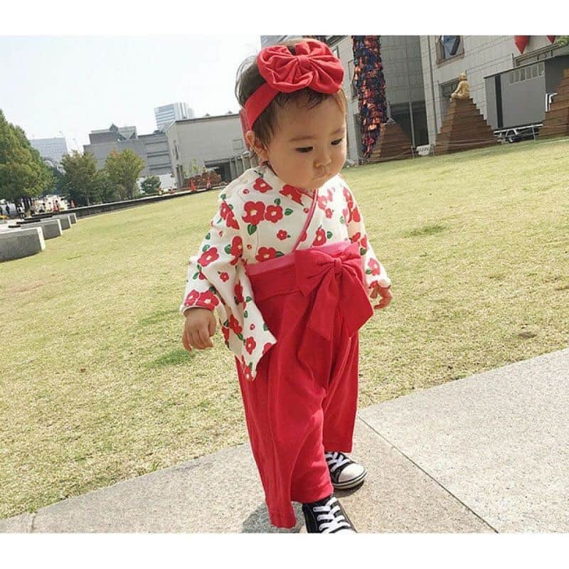 かわいいベビー服・子供服Babychuさんのインスタグラム写真 - (かわいいベビー服・子供服BabychuInstagram)「【はかまロンパース再入荷❤️レッドはまもなく完売‼️ご購入は急いで～🎎】 . ねんねでも♪おすわりでも♪たっちでも♪こんなに可愛い😍はかまロンパース🎀 . 女の子の節句「ひなまつり」に向けて注文殺到🎎 迷っている方は、とにかく早めのGETをオススメします🙋‍♀️ . . 写真映え服📷✨はかまロンパース✨もちろん、ひな祭りだけじゃないよ❣ お食い初め、節句、お誕生日など活躍シーンいっぱい💓 大切な写真を残したい時に、ぜったい着せてあげたい😍 . おうちフォトが多くなってるね😉可愛い子どもの姿、撮影しましょ📸 売り切れちゃう前に、GETを🎎💕 . . 👧女の子🌼袴ロンパース👶 カラー：椿柄/花柄ピンク/矢絣風 サイズ：60-70/80/90 プライス：3,980円+tax . 横開きスナップボタンで、ねんねのベビーもお着がえらくらく👶 綿100%も嬉しいね😊💕 . ご自宅用はもちろん、出産祝いやプレゼントとしても喜ばれます🎁💫 . 👦男の子の袴ロンパースも大好評🏆チェックしてね❤️ . プロフィール欄のURLから今すぐべびちゅのHPへGO💨 . . 👀合わせてチェック❣️ コレ買ったら送料無料📦🆓 . 「送料無料キャンペーン」のアイコンがついたアイテムなら、送料無料❣️ クーポンの選択不要👍8,000円（税抜）以上のご購入でなくても送料無料になっちゃいます😘 . あの大人気ブルマも今だけ送料無料！ このチャンスをお見逃しなく〜〜〜😉💖 . 紹介アイテム品番:ti-p2513 . #はかまロンパース #袴ロンパース #はかま #袴 #お披露目 #初節句　 #七五三 #お食い初め #節句 #ひなまつり #端午の節句 #お正月 #べびちゅ #babychu #ig_kidsphoto #ig_babyphoto #子供服 #ベビー服 #親バカ部 #女の子 #娘 #赤ちゃん #ベビーコーデ #キッズコーデ #ベビーファッション #キッズファッション #出産祝い #babychujp」1月29日 22時11分 - babychu2014