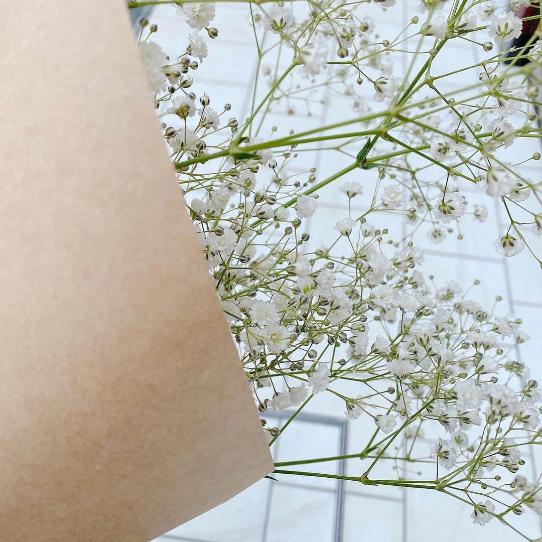 makoのインスタグラム：「* 🤍🤍🤍 #花のある暮らし」