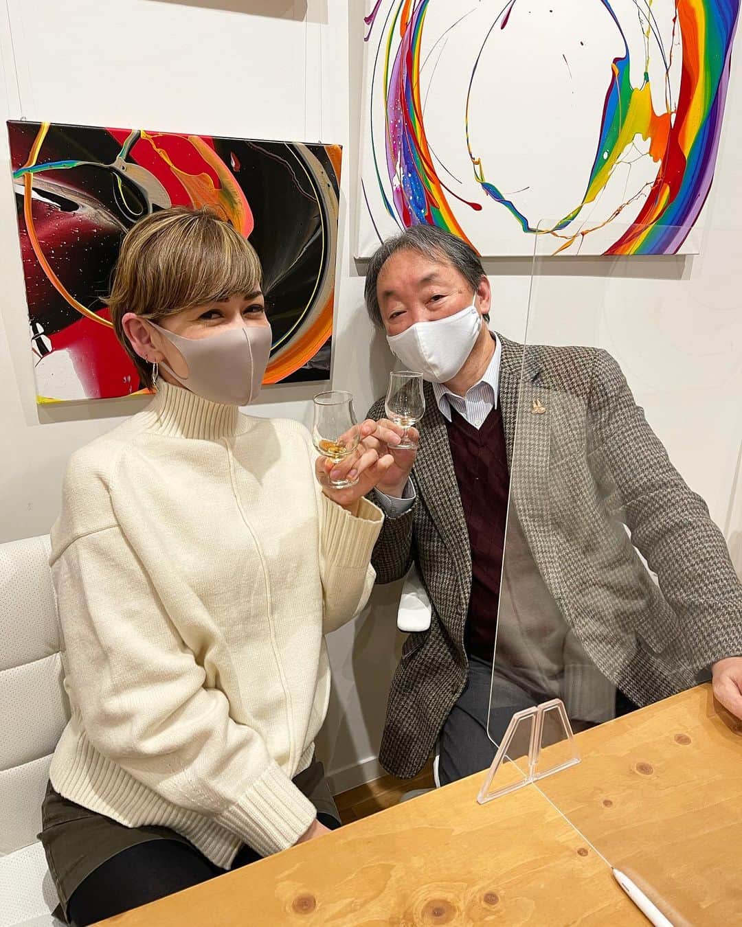 トムセン陽子さんのインスタグラム写真 - (トムセン陽子Instagram)「今夜はウイスキーの最新情報をお届けする配信番組「WBBC プレミアム」の初回配信でした！しかも初回は生配信〜！ ウイスキー界の権威、土屋守先生と一緒に、私はMCとして進行させていただきました。 MCをしながらも隣で土屋先生のお話を聞きながら、何度メモを取りたかったことか！それほど最新ニュース、裏話目白押しの配信でした。 とにかくこうやってウイスキーに関わらせていただけることが、とても嬉しくて、心から光栄です。 これからいろんなコンテンツが増えていきますので、ウイスキー文化研究所会員の方は、乞うご期待です！  #ウイスキー #配信 #WBBC #ウイスキー配信」1月29日 22時05分 - yokothomsen