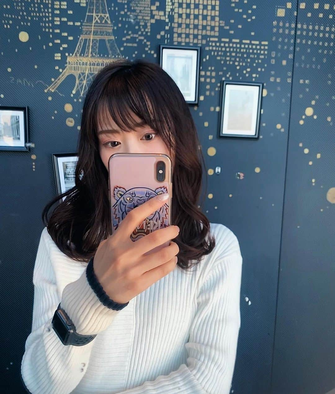 端田三奈未のインスタグラム：「ちょうど1年前くらいかなぁ。📸﻿ ﻿ ﻿ 実はこの下に履いてるスカート、﻿ 今は履けなくなっちゃったのです。 そして髪長い🥲❤️() ﻿ それくらい太ったってことなんだけど。笑﻿ 決して「痩せてる＝良い」ではないよ。人それぞれのぴったりな体型や理想があると思ってる。😌　﻿ ﻿ それよりも、﻿ 自分がいつのまにか自分に甘々になってたことがショックで。笑﻿ ﻿ 自分の思う「強い人」に「自分を律せられる人」がいるの！今年は「強い人」になることが目標だから、私も頑張ってみたい。🍀﻿ ﻿ 正直、すっごい特に食事管理をやっていけるか不安だし不安。笑(DMした人ごめんね🙏笑)﻿ ﻿ 絶対に無理はしないし、絶対にみんなに迷惑はかけない程度には頑張ってみる！🔥﻿ すでにある約束ご飯、全部超楽しみにしてます、ご褒美☺️(早速明日も...笑)﻿ ﻿ ﻿ 1人のときは、しばらく主食は大豆になりそうです。🥜(減量ご飯付き合ってくれるお誘い待ってる笑)﻿ ﻿ ﻿ ﻿ ﻿ ﻿ ﻿ ﻿ ﻿ ﻿ ﻿ #減量開始 #crosstokyo #クロストーキョー #赤坂 #港区カフェ #ミラーセルフィー」