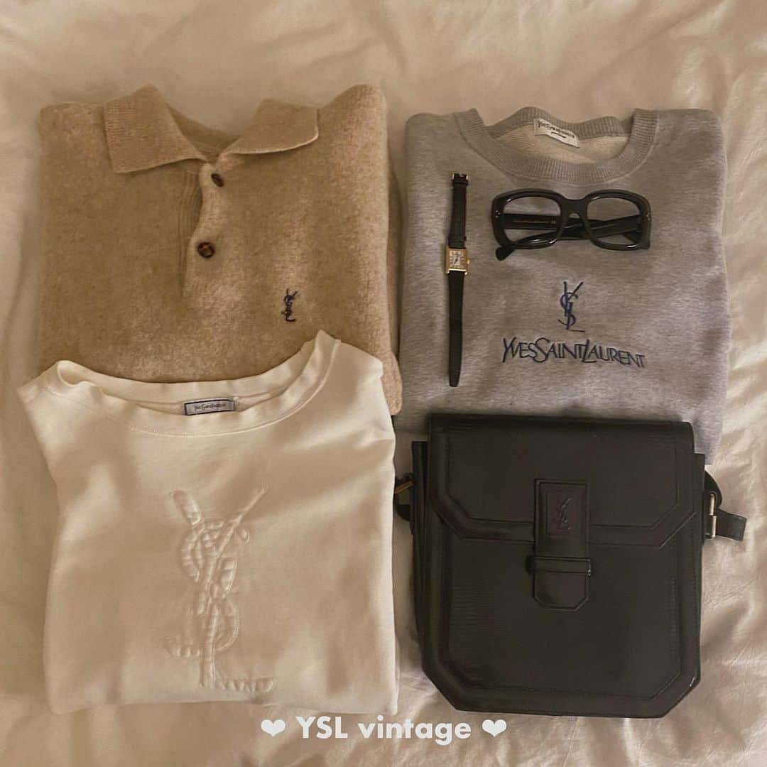 のインスタグラム：「YSL vintage♡♡♡  可愛すぎる置き画とコーデ yslのロゴ入りアイテムは1つは欲しいですよね🐈  Special thanks ❤︎﻿ @rabi_gram  ﻿ —————————————————— ㅤ﻿ ﻿ お気に入りの写真に @press.inc ﻿ タグ🏷して投稿してください♡﻿ あなたのアカウントをご紹介致します! ㅤ﻿ ㅤ﻿ ——————————————————  ㅤㅤㅤ  #ZARA#ザラ#ザラ購入品#ザラジョ#ザラジョコーデ#ザラコーデ#ジャケット#新色#冬服#冬コーデ#春服#春コーデ#白T#今日のコーデ#プチプラコーデ#プチプラファッション#シンプルコーデ#カジュアルコーデ#大人カジュアル#大人可愛い#置き画#ysl#サンローランバッグ #ヴィンテージニット#vintageknit」