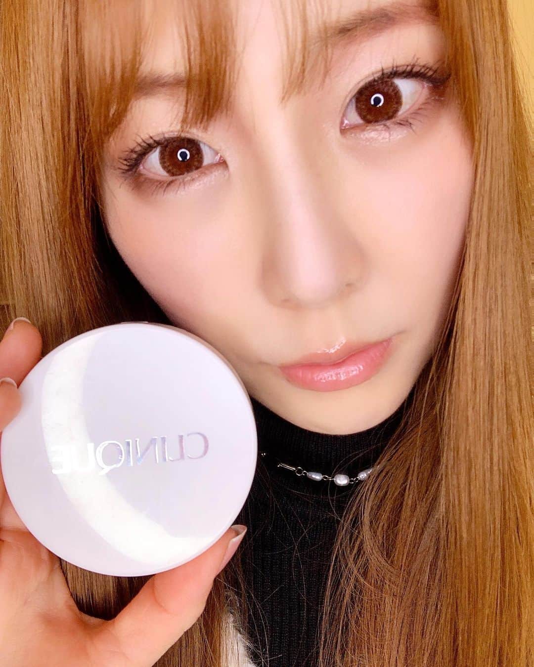 LUNAのインスタグラム：「最近使ってるCLINIQUE のクッションファンデ！💍  ▶︎even better makeup SPF50++++ 62 rose beige  朝からメイクして全く崩れず、この写真もメイク直ししないで撮ったの！ ヨレないし、カバー力あるけどナチュラル肌のままで艶も出て本当にお気に入り♪ クッションファンデはブランドによってめっちゃ差があるけどこれはかなり信用できる🥰  これストックにリフィル3つも買ったよ💜笑  #clinique #cliniquemakeup #cliniquefoundation #CLINIQUE #evenbetterfoundation #evenbetter #evenbettermakeup  #cushionfoundation #makeup #クリニーク #クッションファンデ #クリニークコスメ #クリニークファンデーション #るーちゅーぶちゃんねる #コスメ紹介 #メイク #美容」