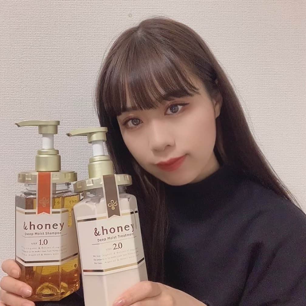 岩田まありのインスタグラム：「めちゃくちゃ可愛いハチミツシャンプー🧴✨ 匂いもいい香り！ 髪の毛傷みすぎでギシギシやったけど、洗い上がり、パサつかずにうるつやで、ふわふわなめらかぁ〜んな感じになった🥺‼️ 髪の毛パサパサでまとまらないって人におすすめ😉✨  #アンドハニー #はちみつ美容 #はちみつシャンプー #andhoney #andhoney_pr」