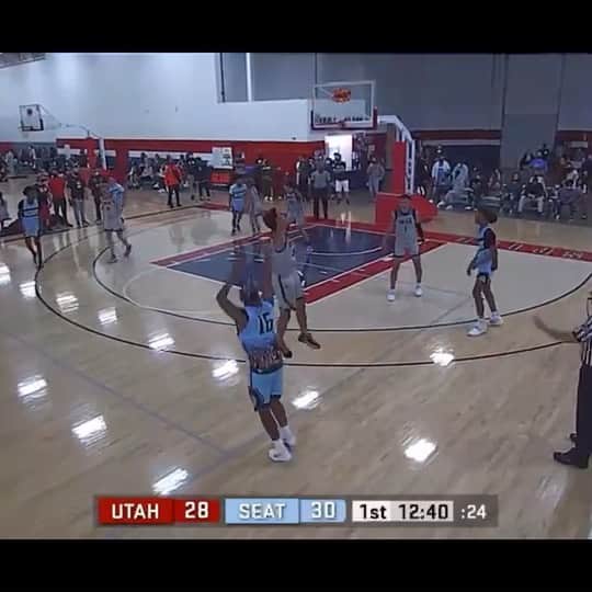 ネイト・ロビンソンのインスタグラム：「My guy @ykm.nyale getting ready for these tournament in PHx #holdat big buckets only 8th grade wit a chopper」
