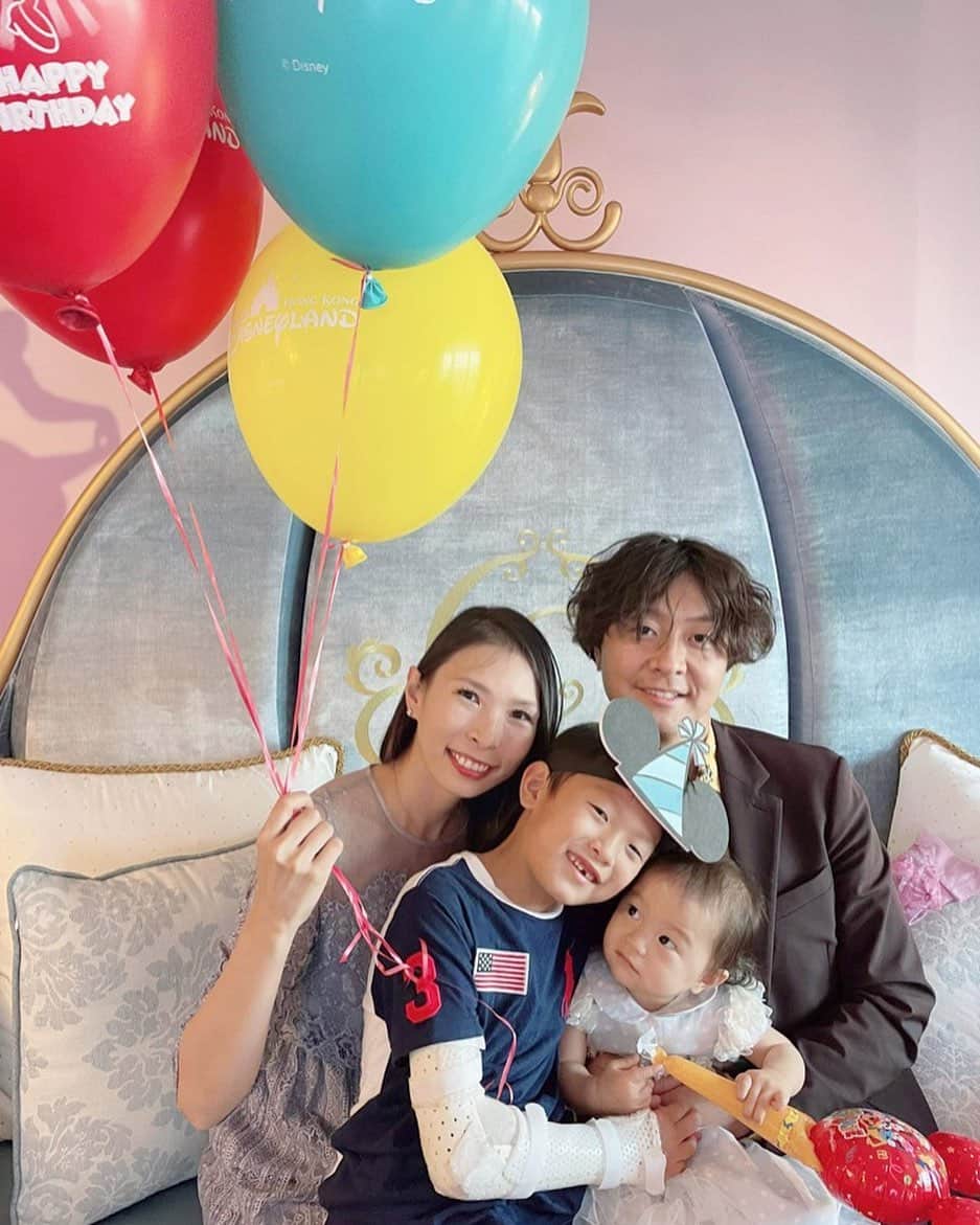 上野由美子のインスタグラム：「・﻿ 【収入はお客様をどれだけ幸せにできたかの証♪】﻿ ﻿  ＼香港のリゾート地で生活中！／ ﻿ ﻿ 日本全国♡世界を飛び回る💕﻿ シンデレラ起業塾主宰✨﻿ 起業プロデューサーの上野由美子です 🤗﻿ ﻿ ﻿ ﻿ 集客が難しい！﻿ お客様から信頼されたい！と﻿ お悩みの方にご質問です✨﻿  ﻿  ﻿ お客様に教えたり、﻿ 勧めたりしていること、﻿ あなた自身もできていますか？﻿  ﻿  ﻿ 例えば、私は﻿ コンサルをさせていただくとき、﻿ ブログは毎日更新した方が良いです、と﻿ お伝えしています。﻿ ﻿  ﻿  ﻿ お伝えしている以上、﻿ 私がそれを実行できていなければ、﻿ 説得力に欠けるなって思うので、﻿ 毎日2記事以上をアップしています。﻿  ﻿ （最近はYoutubeも毎日配信！！﻿ 　是非ご覧ください～💕）﻿  ﻿  ﻿ 知識がある、だけでは、﻿ 信頼されません💦﻿ 頭でっかちなだけでは、﻿ だめなんです。﻿  ﻿  ﻿ 知識と経験が揃うからこそ、﻿ お客様のお悩みに寄り添え、﻿ 自信をもってアドバイスができます。﻿  ﻿  ﻿  ﻿ あなたの自信にあふれた姿に﻿ お客様はあなたへの信頼感を深め、﻿ 本心を話してくださったり、﻿ 想いを打ち明けてくださったりするんです。﻿  ﻿  ﻿ だから収入は、お客様を﻿ どれだけ幸せにできたかの証なんですよ♡﻿ ﻿ ﻿ それではまた〜💕﻿ ﻿ ﻿ *・。*゜・。・o゜・。*゜・。・o*゜・。*゜・。・﻿ ﻿ 夢を叶える【シンデレラ通信】では、﻿ 新しいプロジェクトの進捗や﻿ ブログにも書けないここだけの話をお届け予定です💓﻿ ﻿ ご登録で﻿ 「幸せなお金持ちになる✨魔法の習慣資料」﻿ プレゼント中❣️🎁﻿ ﻿ プロフィールのURLをタップしてね💕﻿ @yuminoko﻿ ﻿ *・。*゜・。・o゜・。*゜・。・o*゜・。*゜・。・﻿ ﻿ #ママ起業#ママ起業塾#集客#集客支援#副業#産休#香港生活#香港移住#海外生活#海外移住#ワーママ#アメブロ集客#シンデレラ起業塾#リモートワーク#SNS起業#集客できない」