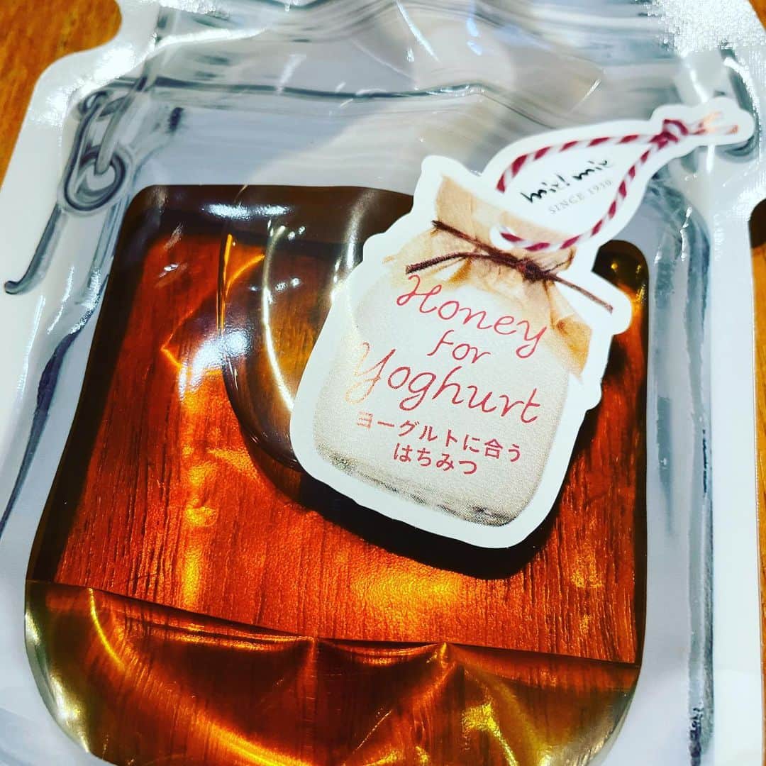 宮田麺児のインスタグラム：「それぞれの蜂蜜。 こんなにも種類があるなんて！ ハニーハンターさん ありがとう  #蜂蜜 #ハチミツ #ハニーハンター#####」