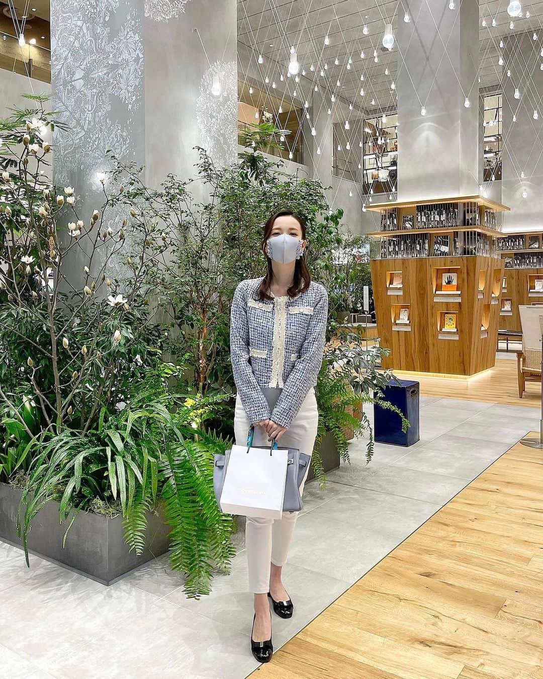 瀬戸早妃のインスタグラム：「今日はとっても良い一日だったなぁ💙 全身コーデも載せちゃいます👗✨ . キラキララメが可愛いツイードジャケット @montresorsaki  近日発売予定です💙 . #ootd #montresor #cordinate #goodday #素敵な時間」