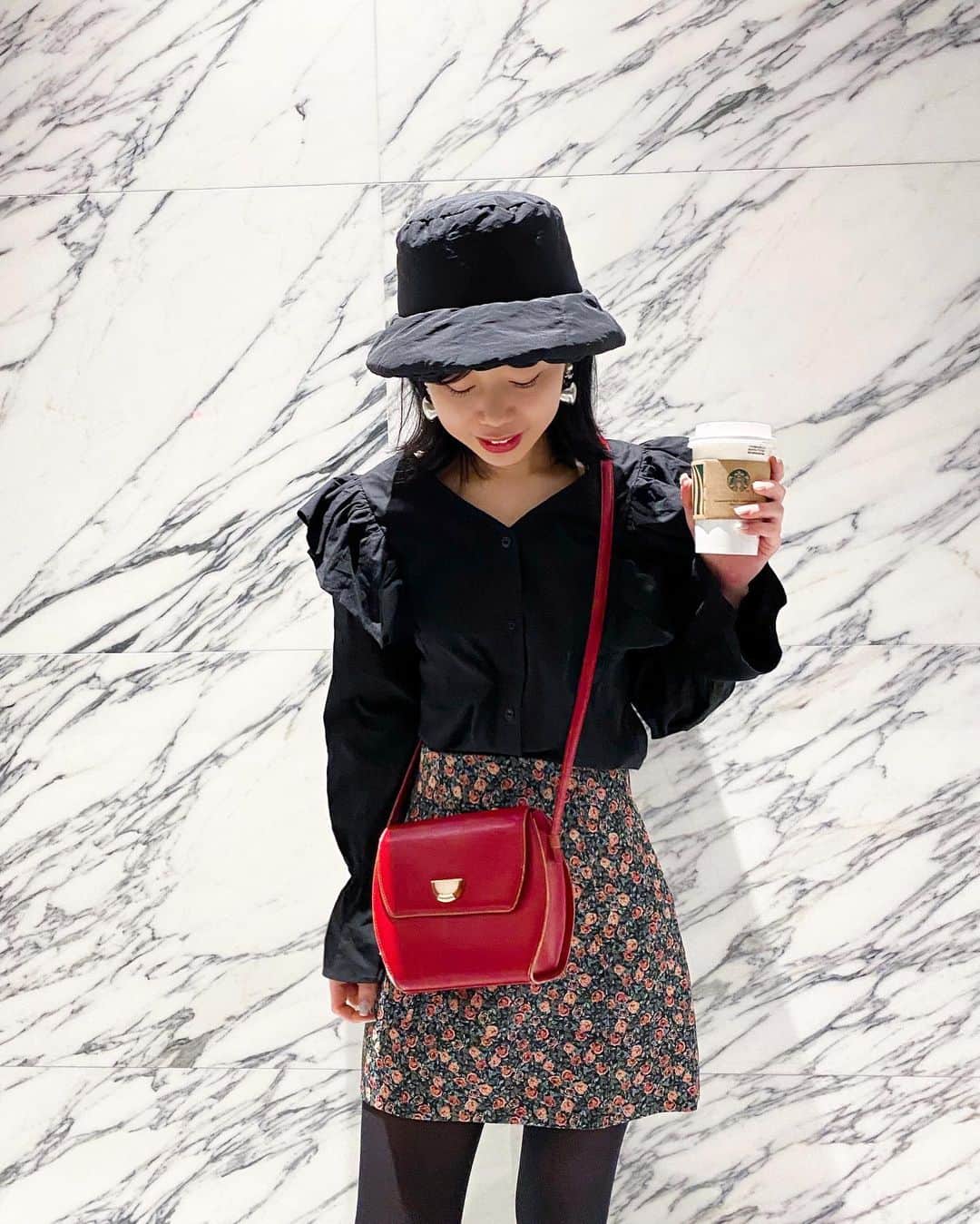 中島奈津希のインスタグラム：「☕️💭❤️﻿ ﻿ ﻿ ﻿ ﻿ #新作スタバ の﻿ ＂#チョコレートオンザチョコレートフラペチーノ ＂﻿ を頼もうとしたら癖で﻿ #ほうじ茶ティーラテ を頼んでした😀❤️🍂笑﻿ ﻿ 美味しいから良いんだ🥸←﻿ ﻿ ﻿ ﻿ ﻿ ﻿ ﻿ この日は少し暖かかったから﻿ #フィフス (@fifth_store )の﻿ #ショルダーフリルVネックブラウス を着てみたよ！﻿ ショルダーのフリルが可愛いし、﻿ 寒い時なら中にタートルを忍ばせてきても良さそう🤭💭❤️﻿ 因みに、今このブラウス30%offだった！！﻿ ﻿ ﻿ そろそろ1月も終わってしまうし、﻿ すぐ春来そうだし！笑﻿ 可愛い春服探すのも楽しいよね😍😍﻿ ﻿ ﻿ ﻿ ﻿ ﻿ ﻿ 毎日やらなきゃいけない事と睨めっこ状態だけど、﻿ 一つ一つ着実に終わらせていこう😤👍🏻❤️﻿ 毎日幸せだ😍😍﻿ ﻿ ☁️☁️☁️☁️☁️☁️☁️☁️☁️☁️☁️☁️☁️☁️☁️☁️﻿ #fifth#fifthtl#カジュアル#ブラウス#高身長コーデ#春コーデ#コーデ#コーディネート　﻿ #スタバ#スターバックスコーヒー#starbucks#starbuckscoffee#休日の過ごし方」