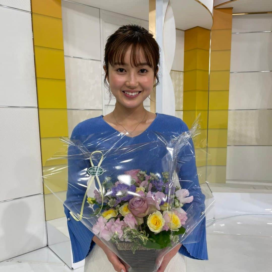 テレビ西日本「ももち浜ストア」さんのインスタグラム写真 - (テレビ西日本「ももち浜ストア」Instagram)「浜﨑アナ ハッピーバースデー！！！🥳🎉 本日は浜﨑アナ26歳の誕生日🎂  オンエア終了後、みんなでお祝いしました☺️❤️  そして！そして！！大発表です！！ なんと我らが浜﨑アナ、 26歳を記念にインスタグラムを始めたそうです🥰✨ @hamasaki_hikari  お誕生日、そしてインスタ開設おめでとうございます💘  #浜﨑日香里 #誕生日」1月29日 22時16分 - momochihamastore8