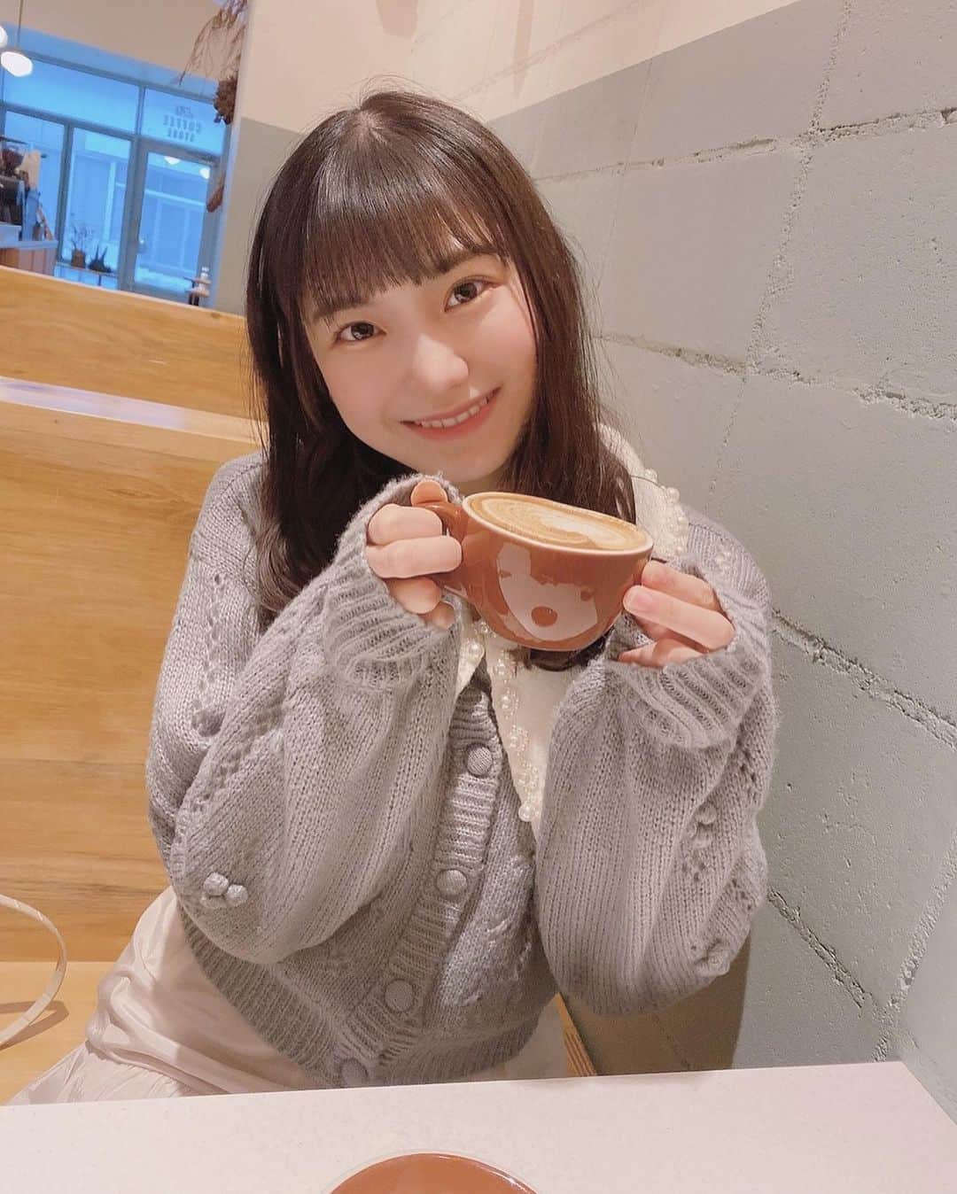 藤崎未夢さんのインスタグラム写真 - (藤崎未夢Instagram)「♡ 壁と服が同じ色だった日🕊  この前お友達と遊んだときに ずっと気になっていたカフェに行ってきたんです〜☕️  いつもひとりでカフェ巡りをすることが多いので、 たまには誰かと行ってお話するのも 楽しいなぁって感じました！( ¨̮ ) . . #新潟 #新潟カフェ #dabcoffeestore #未夢ちゃんとデート」1月29日 22時17分 - miyu_miyu_ngt48