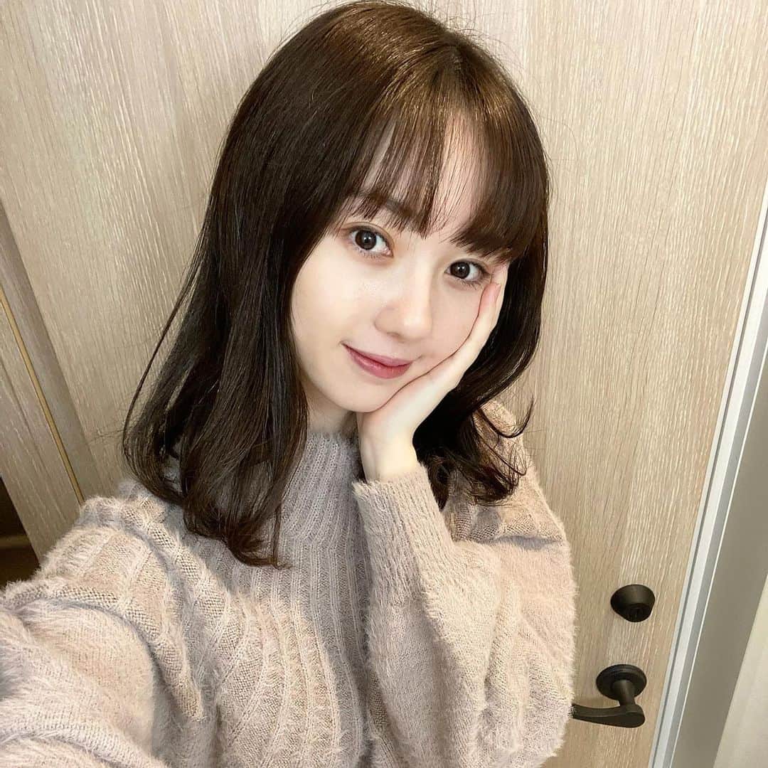 漆畑瑠菜のインスタグラム：「今日後ろ髪ななこに巻いてもらった😆💖 ・ #前髪#よく割れます#アイロン#苦手#髪切ろうかな #自撮り#iPhoneカメラ#利き顔#右#いいね返し #クラブハウス#ってなんですか#卵買ったら#2個割れてた」