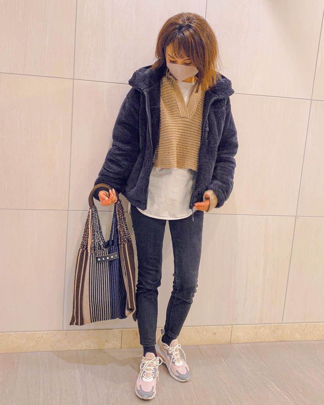 Okada Reinaのインスタグラム：「この前の服  寒すぎて寒すぎて🥶🥶🥶 送り迎えとかがメインな日はもっぱら @uniqlo_ginza の#防風ファーリーフリースフルジップパーカ ばっかり❗️  これほんとにほんとに防風してくれてあったかい‼️このふわふわな素材でびっくりなほどあったかくてお安い🤣 PRじゃないですけど冬活躍しすぎた割に写真にはなかった😱  Outer @uniqlo  Knit Pants @zara  Tee  @plst_official  Shoes @niketokyo   コーデはファッションアプリのPARTEで簡単に買えるようになってますよ☺️ TopにURL貼り付けておきます✨  #ootd #outfit #fashion #fashionlover #大人カジュアル#ママコーデ #ママファッション #プチプラコーデ #プチプラファッション #今日のコーデ #コーディネート #ユニクロ #ユニジョ #ザラジョ #uniqlo #zara」