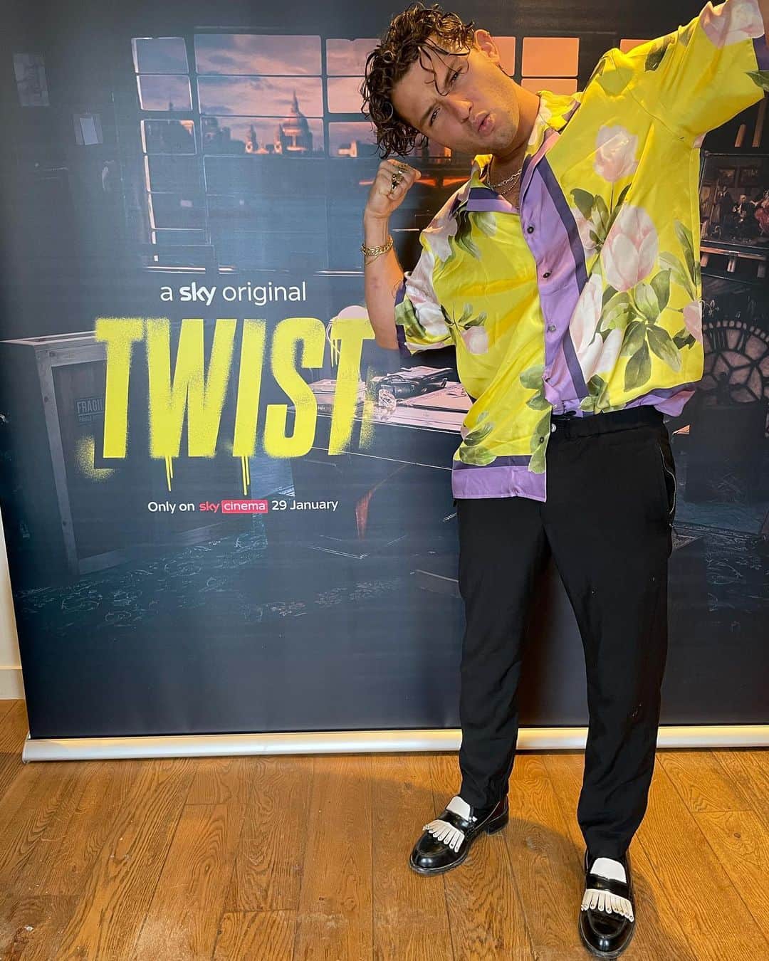 ラファティ・ロウのインスタグラム：「Anddddd it’s here ! Over the moon to announce that My first film TWIST is now here to watch on @skytv and @nowtv !  The whole journey and filming process was an incredible experience and I learnt so much and made too many great friends. Thank you to the crew , cast and everyone involved for making this what it was.   This is a perfect family film to take you into our world of fun and lift some needed spirits ❤️」