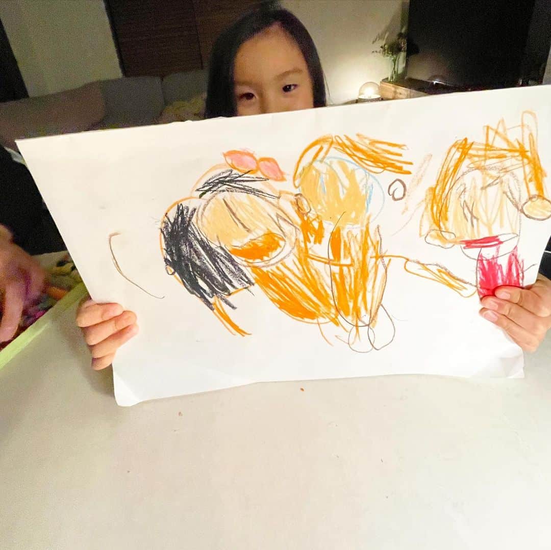 秋定麻紀子のインスタグラム：「みんなを描いてくれました。 左 娘 中 パパ 右 ママ ちゃんと分かる。 禰󠄀豆子が大好きだからちゃんとピンクのリボンも描いてる。 ママはリップ塗ってあげるねって言ってくれました。 成長の素晴らしさ。 ありがとう。 早速額縁に入れて飾ります。 #娘の成長記録 #4歳」