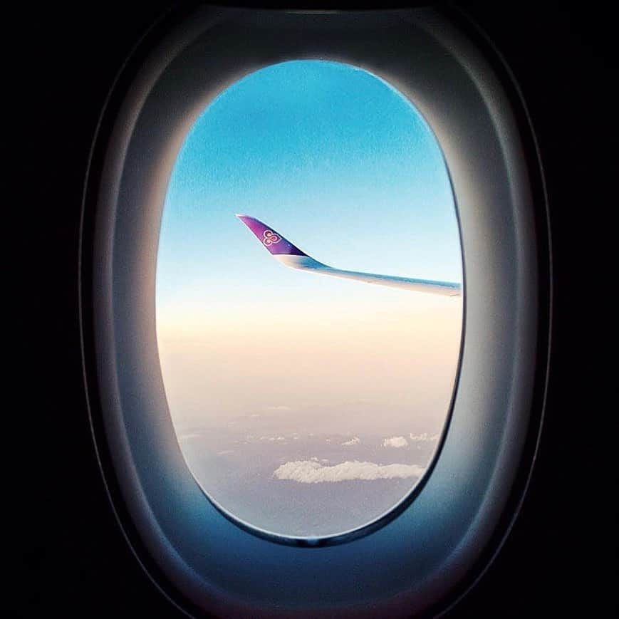 タイ航空のインスタグラム：「Since our eyesight can reach as far as the horizon , let THAI be your window to the world that lies beyond  Photo Cr : @mr_luc4   #thaiairways #smoothassilk」
