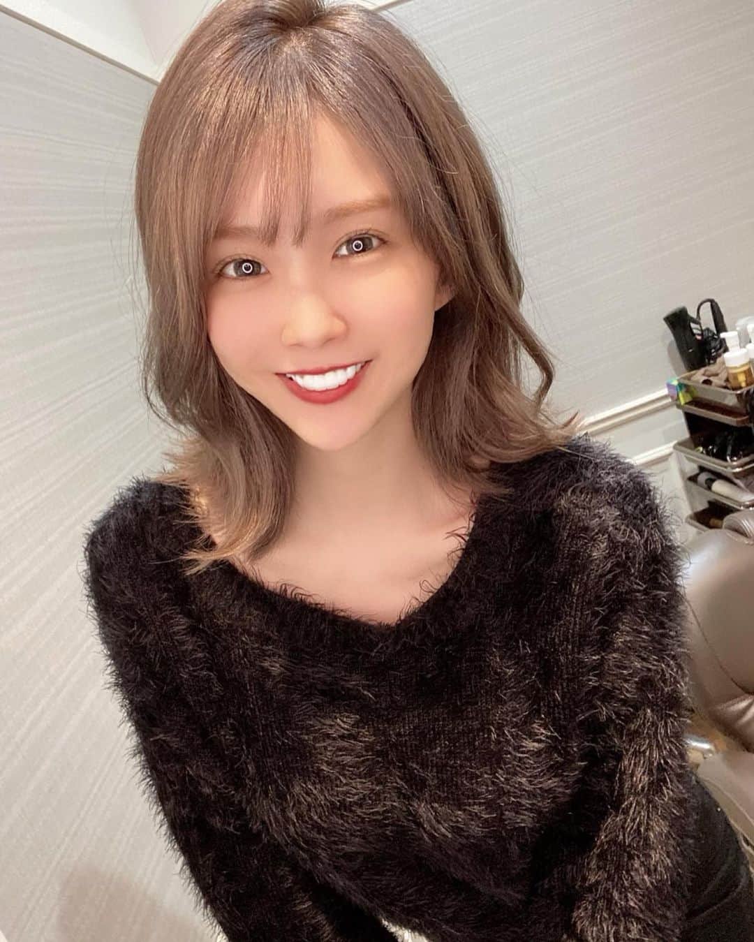 三宿菜々さんのインスタグラム写真 - (三宿菜々Instagram)「ロアナ六本木にてヘアメンテナンスしていただきました🥰 綺麗なグレージュカラーに久しぶりの前髪復活！ 顔まわりもカットしてもらって動きつきやすくなりました🙏 @yujiyamane いつもありがとうございます！ #hair #ヘアスタイル #머리스타그램」1月29日 22時23分 - mishuku_nana