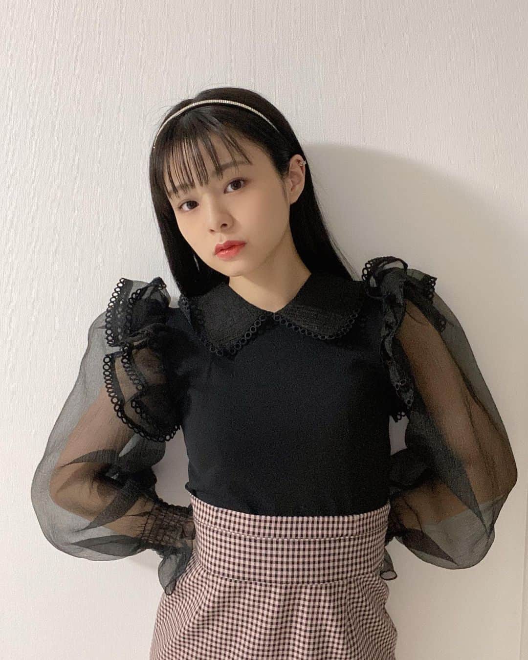 本間日陽さんのインスタグラム写真 - (本間日陽Instagram)「* 【ZARA着まわしコーデ🥨】 ZARAでずっと気になっていたトップスをゲットしたのでちょっと着まわししてみました~  オールインワンでモノトーンにまとめたり、カーキのショートパンツに合わせたり（靴はショートブーツ合わせたいですね👢）、ピンクのチェックのタイトスカートで甘めに、黒デニム合わせてオールブラックでスッキリ且つ太めカチューシャで今っぽいスタイルに…🧏🏼‍♀️  黒トップスなのにこの1枚ですごく華やかになるのに派手すぎなくて着まわし力も抜群です…🧳💡  はやくあったかくなってこの1枚でお出かけできるようになって欲しい…（その前にコロナおさまって🥲）  ちなみになんですけど、 大きめイヤリングと小さめイヤカフ合わせてつけるのかわいい…🥱🤍  という、自己満更新させてもらいました✊🏼笑  #321_code #着回しコーデ #着回しアイテム #着回しコーディネート #zara #zara購入品 #zarawoman」1月29日 22時25分 - hinata_homma1110