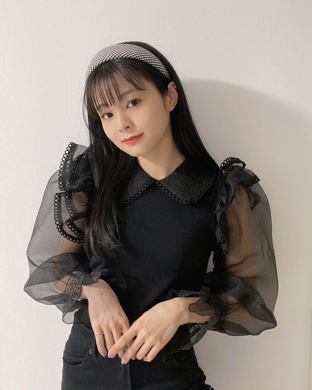 本間日陽さんのインスタグラム写真 - (本間日陽Instagram)「* 【ZARA着まわしコーデ🥨】 ZARAでずっと気になっていたトップスをゲットしたのでちょっと着まわししてみました~  オールインワンでモノトーンにまとめたり、カーキのショートパンツに合わせたり（靴はショートブーツ合わせたいですね👢）、ピンクのチェックのタイトスカートで甘めに、黒デニム合わせてオールブラックでスッキリ且つ太めカチューシャで今っぽいスタイルに…🧏🏼‍♀️  黒トップスなのにこの1枚ですごく華やかになるのに派手すぎなくて着まわし力も抜群です…🧳💡  はやくあったかくなってこの1枚でお出かけできるようになって欲しい…（その前にコロナおさまって🥲）  ちなみになんですけど、 大きめイヤリングと小さめイヤカフ合わせてつけるのかわいい…🥱🤍  という、自己満更新させてもらいました✊🏼笑  #321_code #着回しコーデ #着回しアイテム #着回しコーディネート #zara #zara購入品 #zarawoman」1月29日 22時25分 - hinata_homma1110