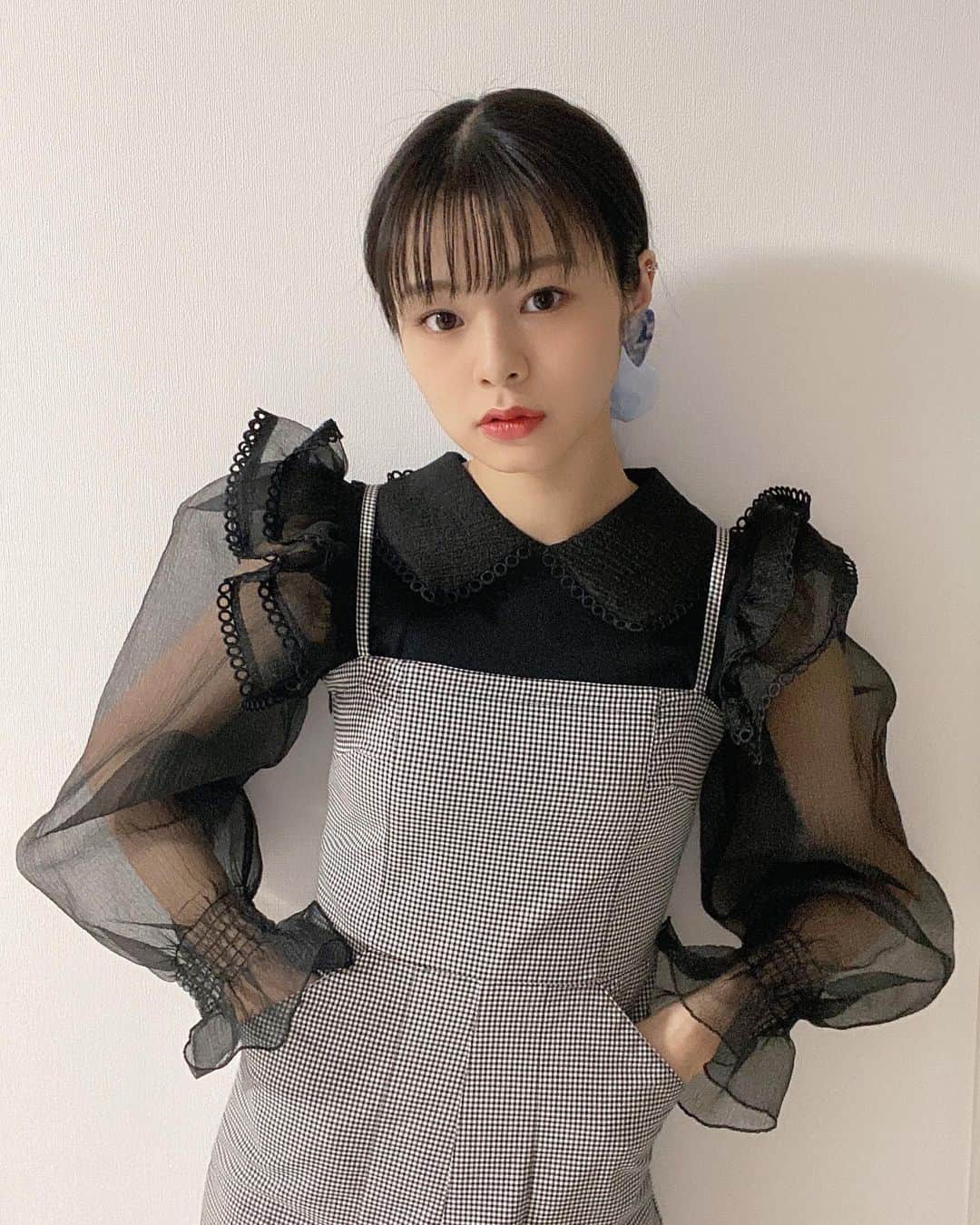 本間日陽さんのインスタグラム写真 - (本間日陽Instagram)「* 【ZARA着まわしコーデ🥨】 ZARAでずっと気になっていたトップスをゲットしたのでちょっと着まわししてみました~  オールインワンでモノトーンにまとめたり、カーキのショートパンツに合わせたり（靴はショートブーツ合わせたいですね👢）、ピンクのチェックのタイトスカートで甘めに、黒デニム合わせてオールブラックでスッキリ且つ太めカチューシャで今っぽいスタイルに…🧏🏼‍♀️  黒トップスなのにこの1枚ですごく華やかになるのに派手すぎなくて着まわし力も抜群です…🧳💡  はやくあったかくなってこの1枚でお出かけできるようになって欲しい…（その前にコロナおさまって🥲）  ちなみになんですけど、 大きめイヤリングと小さめイヤカフ合わせてつけるのかわいい…🥱🤍  という、自己満更新させてもらいました✊🏼笑  #321_code #着回しコーデ #着回しアイテム #着回しコーディネート #zara #zara購入品 #zarawoman」1月29日 22時25分 - hinata_homma1110
