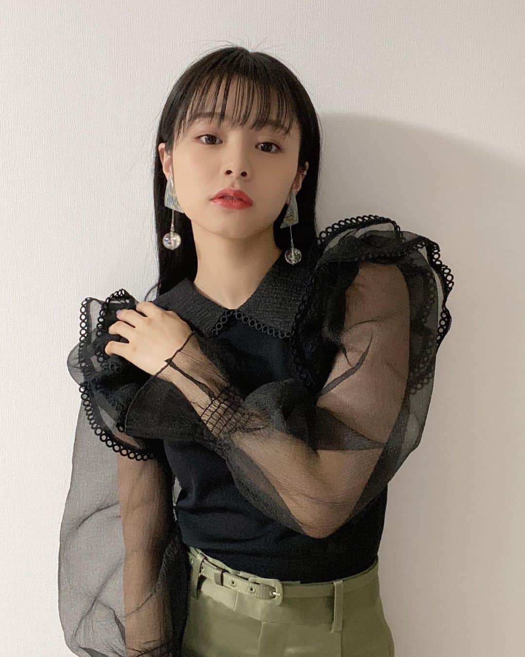 本間日陽さんのインスタグラム写真 - (本間日陽Instagram)「* 【ZARA着まわしコーデ🥨】 ZARAでずっと気になっていたトップスをゲットしたのでちょっと着まわししてみました~  オールインワンでモノトーンにまとめたり、カーキのショートパンツに合わせたり（靴はショートブーツ合わせたいですね👢）、ピンクのチェックのタイトスカートで甘めに、黒デニム合わせてオールブラックでスッキリ且つ太めカチューシャで今っぽいスタイルに…🧏🏼‍♀️  黒トップスなのにこの1枚ですごく華やかになるのに派手すぎなくて着まわし力も抜群です…🧳💡  はやくあったかくなってこの1枚でお出かけできるようになって欲しい…（その前にコロナおさまって🥲）  ちなみになんですけど、 大きめイヤリングと小さめイヤカフ合わせてつけるのかわいい…🥱🤍  という、自己満更新させてもらいました✊🏼笑  #321_code #着回しコーデ #着回しアイテム #着回しコーディネート #zara #zara購入品 #zarawoman」1月29日 22時25分 - hinata_homma1110