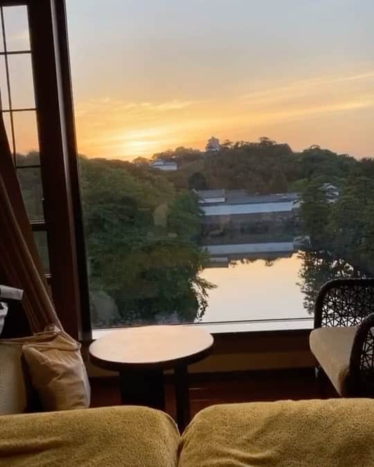 サントス飛鳥のインスタグラム：「滋賀県へ旅行に行った時の ホテルから見えた彦根城が 夕日に照らされて凄く綺麗だったから みんなにお裾分け🏯🌞  #滋賀県 #滋賀県観光 #彦根城 #夕焼け #城 #景色」