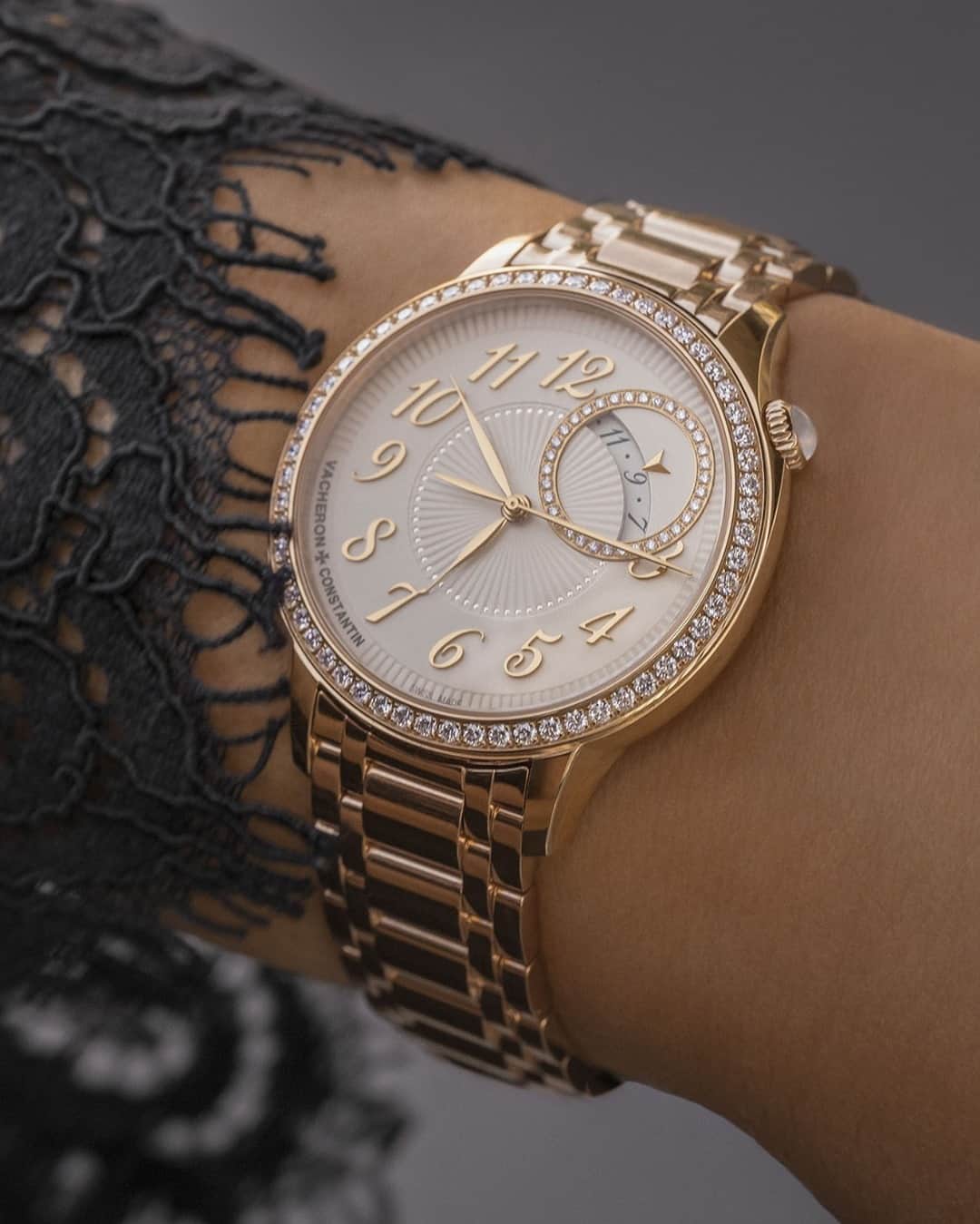 ヴァシュロン コンスタンタンのインスタグラム：「⁣Golden 💫⠀ ⠀⠀ Graced with a slender 35 mm 18K 5N pink gold case set with 58 diamonds, the new Égérie self-winding model enhances the wrist with a softly flowing 18K 5N pink gold bracelet featuring a mesh-type effect that makes it feel like a second skin.⠀⠀ ⠀⠀ This new model is available in Boutique and online on @YNAP's website.⠀ ⠀ ⠀ ⁣#VacheronConstantin #OneOfNotMany #vacheron #thehourlounge #watches #watch #watchesofinstagram #horology #watchoftheday #instawatch #geneva #swissmade #swisswatch #watchesofinstagram #luxury #luxurywatch #egerie #womenstyle⠀ ⠀ ⠀」