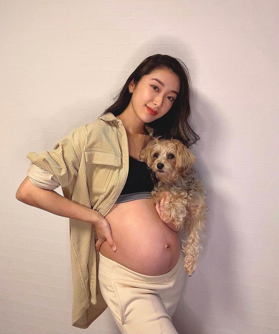 恵里花のインスタグラム：「長かった妊娠生活も終わりに近づき臨月へと入る今。﻿  出産が近づくにつれて﻿ コロナ禍での1人出産や子育て 産後の愛犬との付き合いなど﻿ 頭の中は不安でいっぱい…🤯💭﻿ ﻿ でもこうゆう時こそ﻿ 同じ境遇の友人と情報交換したり﻿ 雑誌やSNSを通じてみなさんと共有できることが﻿ 励みになります😢❤️﻿❤️ ﻿ 不安や悩みは1人で抱え込まず周りの人に頼りながら﻿ 乗り越えていけるよう一緒に頑張りましょう✊🏼💫﻿ ﻿ #35weeks﻿ #pregnancyphoto  #公式たまひよグラマー﻿ #たまひよメイト﻿ @tamahiyoinsta」