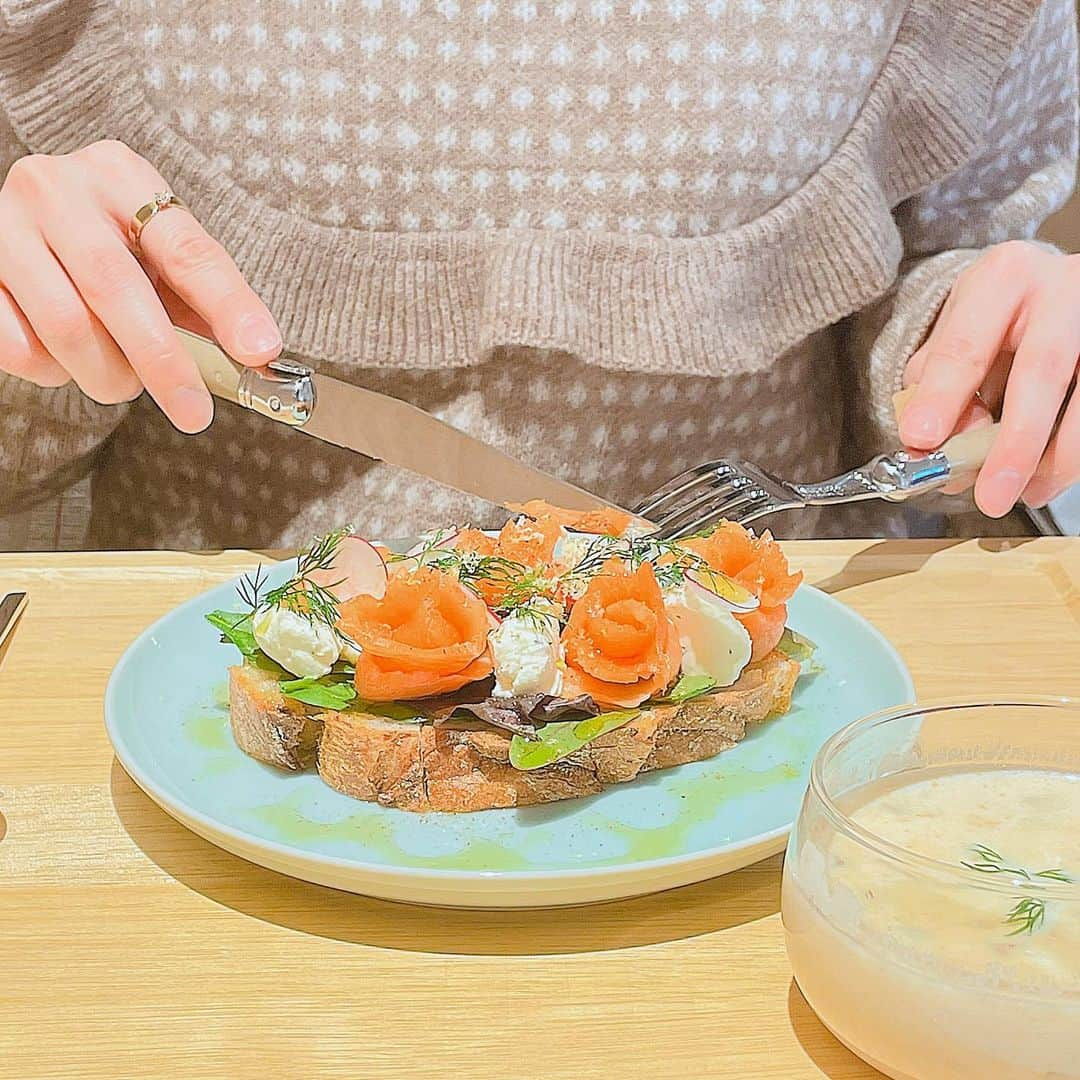 今吉めぐみさんのインスタグラム写真 - (今吉めぐみInstagram)「#cafestagram  ﻿ ﻿ koive cafeの可愛い﻿ ボックス席🧸🤎﻿ ﻿ お手洗いの鏡まで﻿ もれなく可愛かった❣️﻿ ﻿ 全部のお席がかわいくて﻿ 今度は暖炉のお席に居座りたい←迷惑w﻿ ﻿ ﻿ ﻿ 📍 コイヴ カフェ﻿ ・住所/東京都中央区銀座4-5-1 聖書館ビル 2F﻿ ・営業時間/ 11:00～20:00﻿ ・定休日/無﻿ ﻿ ﻿ ﻿ 📍 KOIVE CAFE﻿ ・Open Hours/11:00a.m.~8:00p.m﻿ ・Close station/ginza Station﻿ ﻿ ＊変更等の可能性ありますので﻿ 事前に店舗にご確認下さい﻿ ﻿ ﻿ #koivecafe #銀座カフェ #銀座ランチ #有楽町カフェ #東京カフェ #cafelog_mg」1月29日 22時37分 - megu813