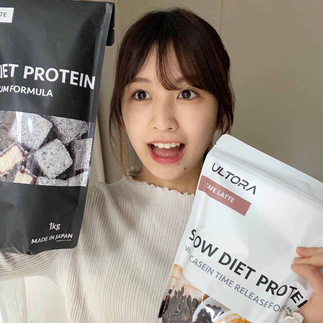 岡田美里のインスタグラム：「新しいプロテインが届いたー！！✨✨ 自粛中の筋トレに欠かせないんです🥰 #ULTORA のプロテインが本当に美味しすぎて、置く場所ないのにまた買ってしまった🤤 これで5種類目…😋一番のお気に入りは抹茶ラテ！！ 全くPRとかじゃなく、オススメなので、プロテイン苦手な人も一回飲んでみてほしいです🥰  #プロテイン #筋トレ女子  #おうち時間 #背中トレハマってる」