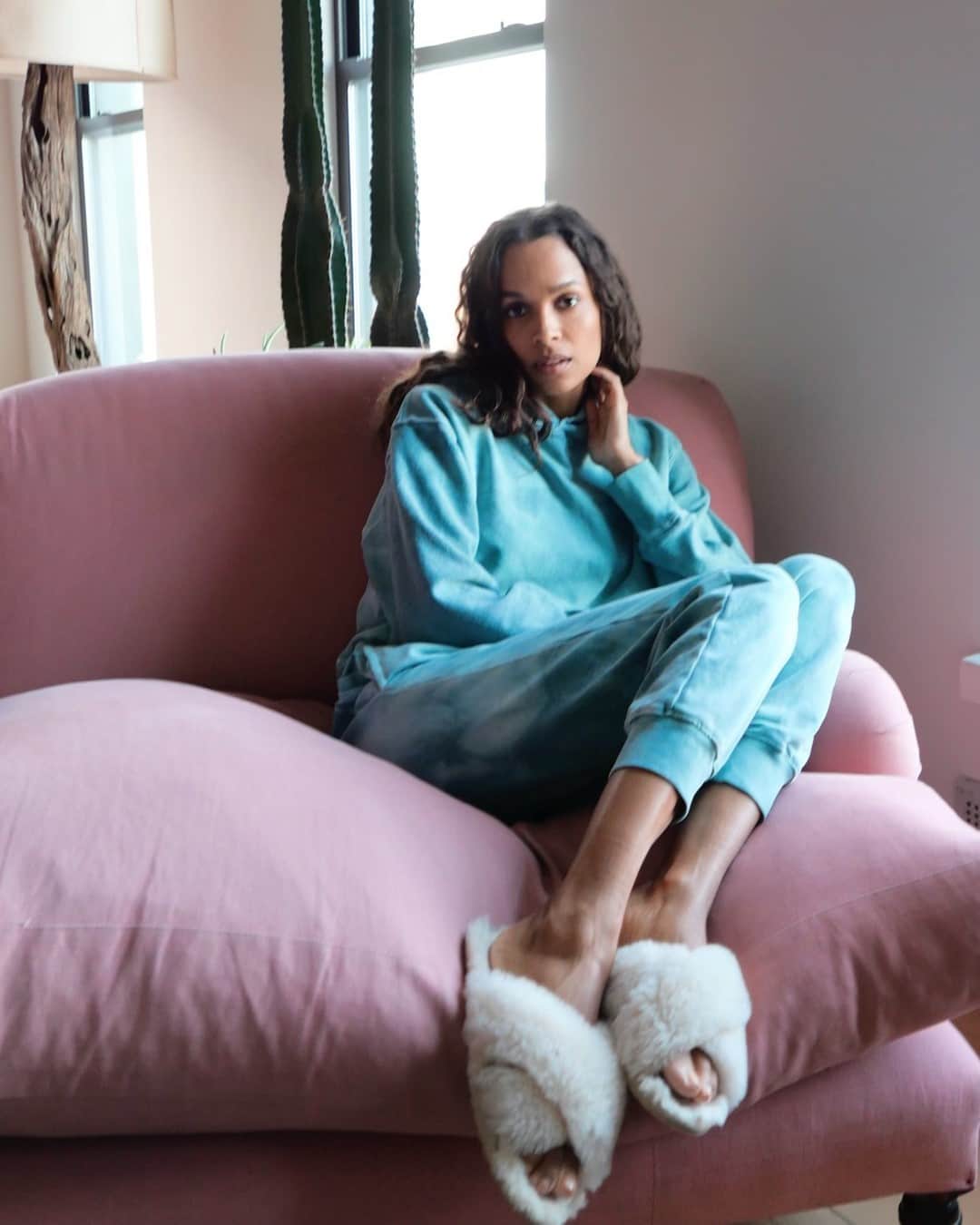 ダニジョーのインスタグラム：「Luxe Lounging in our favorite sweat set #dannijogirls」