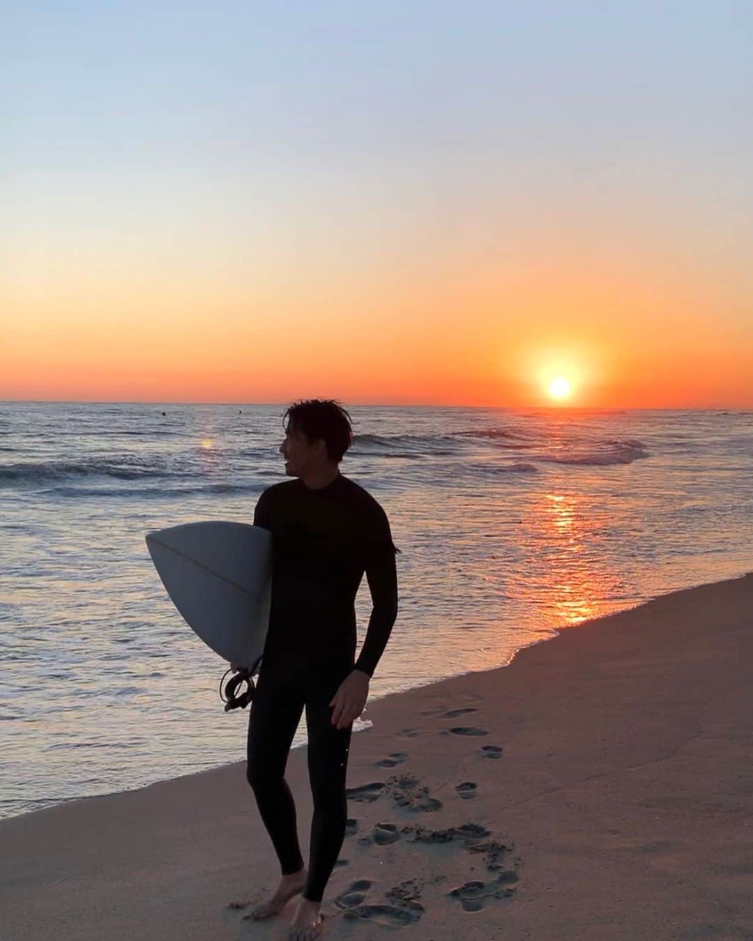 萩原章太のインスタグラム：「久しぶりすぎの投稿🤪 初乗りはいつになることやら🤷🏽‍♂️ 今週もお疲れ様でした🌅 良い週末を〜♪♪ goodnight🌙 #過去pic#sunset#surf#surfing #sea#beachlife #サーフ#サーファー」