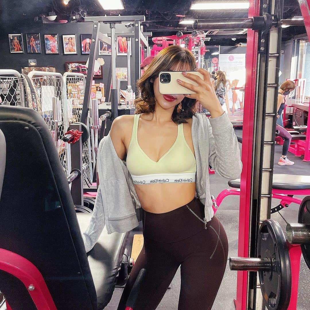 WAKAKOのインスタグラム：「🔥 お正月から2キロ痩せてやっと腹筋が✌️ ルルレモンで限定と言われて買ったレギンス めっちゃラインが綺麗で良き😻 . . #fitnessgirl#lululemon#champion#bodymake#bootyworkout#girlswholift#ルルレモン#カルバンクライン」